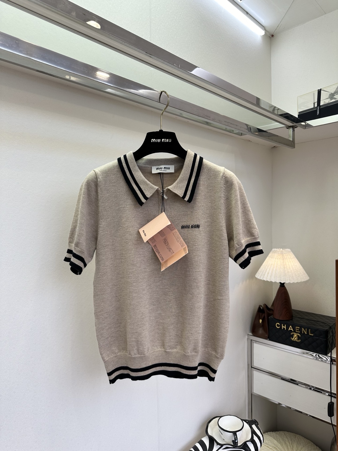 NO:722501,26S Miao style girls take a look. The latest light khaki knitted polo for early spring, with contrasting black stripes and details, has a sense of relaxation and a retro accent. It is a gentle choice that will never go out of style in the wardrobe. ●SIZE s m l●, Miu Miao-clothing,1986090926S 缪系女孩看过来 早春最新品浅卡其针织polo,黑条纹撞色细节,自带松弛感与复古腔调,是衣橱里永不过时的温柔选择.  ●SIZE s m l●,缪缪-服装,,Women's clothing