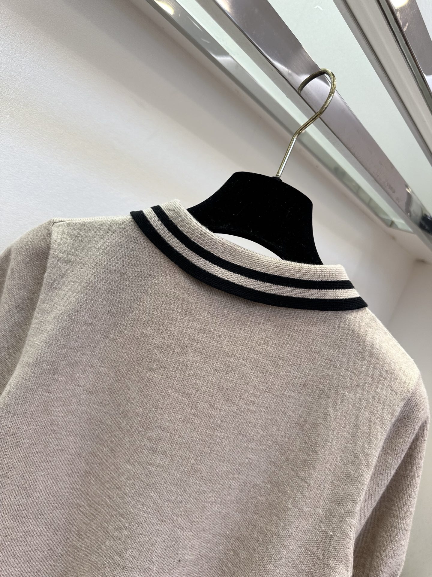 26S 缪系女孩看过来 早春最新品浅卡其针织polo，黑条纹撞色细节，自带松弛感与复古腔调，是衣橱里永不