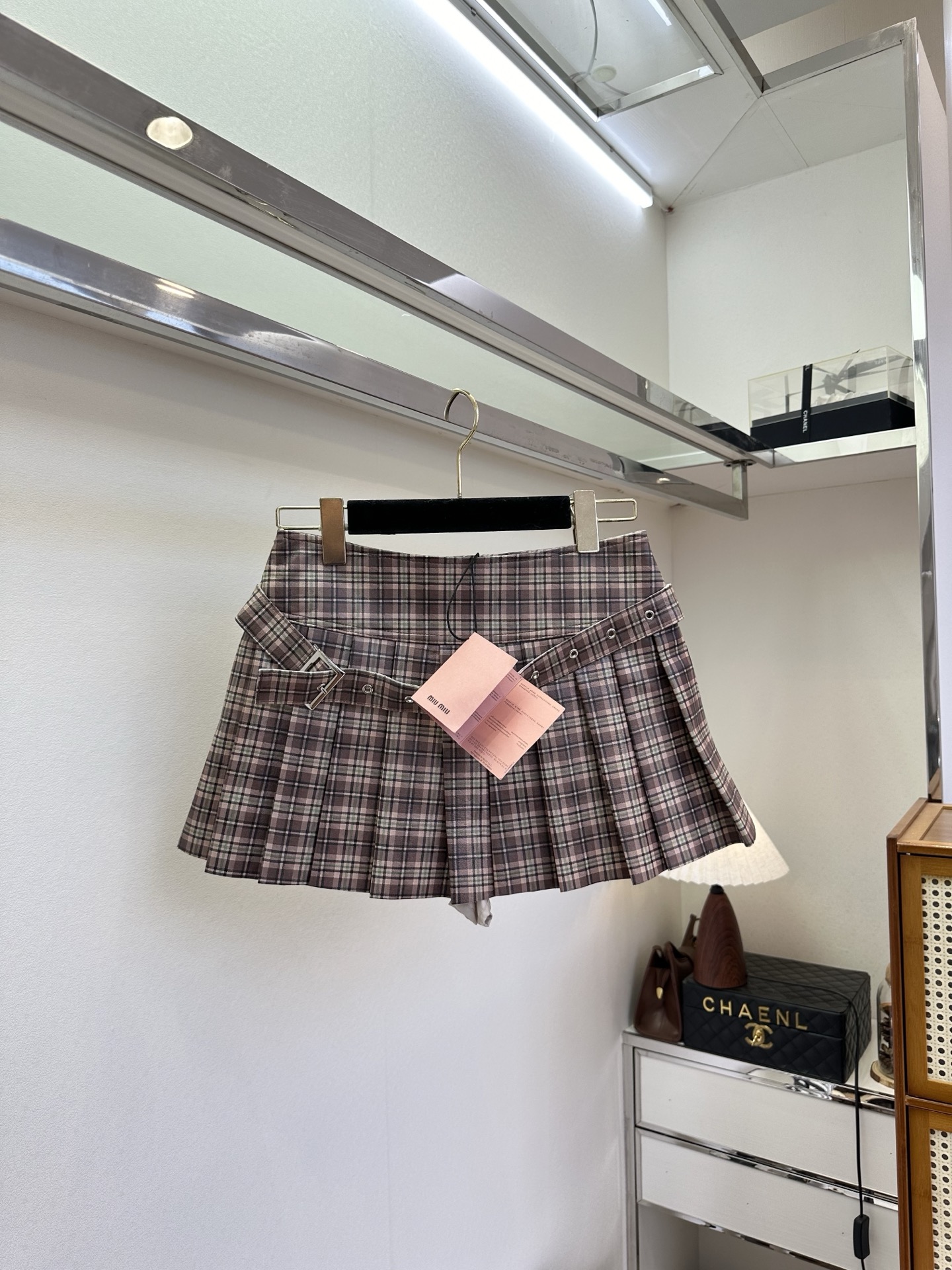 NO:722492,26S Say goodbye to the anxiety of dressing, this skirt takes care of all your occasions. The soft touch of sheepskin, the retro tone of the plaid, can be easily paired with a simple top, and it is an effortless fashionable choice in daily life. ●SIZE s m l●, Miu Miu-clothing, skirts, sheepskin,1986090926S 告别穿搭焦虑,这条半裙承包你的所有场合. 绵羊皮的软糯触感,格纹的复古腔调,搭配简单上衣就能轻松出片,是日常里毫不费力的时髦选择. ●SIZE s m l●,缪缪-服装,skirts,sheepskin,,Women's clothing