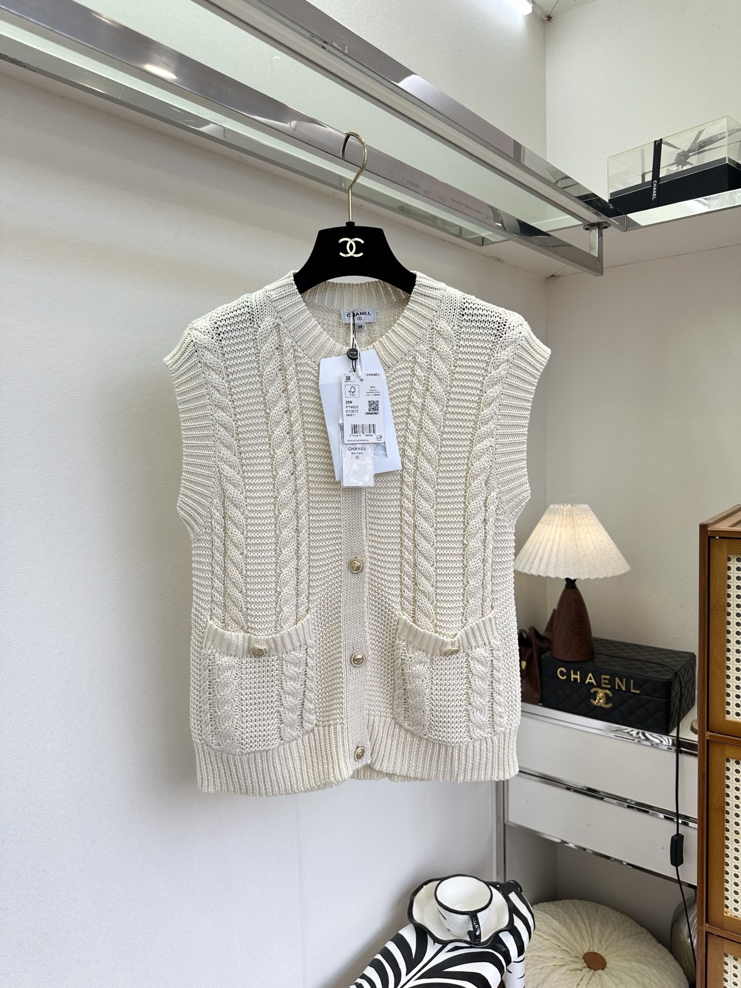 NO:722485,26S The magic of Xiaoxiang is like weaving spring sunshine into the fabric, with three-dimensional cable ties and gold-button pockets, replicating the French style of laziness. Wear it with a shirt or wear it alone, you can wear it with an effortless sense of luxury. ●SIZE s m l●, Chanel - clothing, chanel, shirts,1986090926S 小香的魔力 像把春日阳光织进衣料里,立体绞花与金扣口袋,复刻法式慵懒,内搭衬衫或单穿,都能穿出不费力的高级感. ●SIZE s m l●,香奈儿-服装,chanel,shirts,,Women's clothing