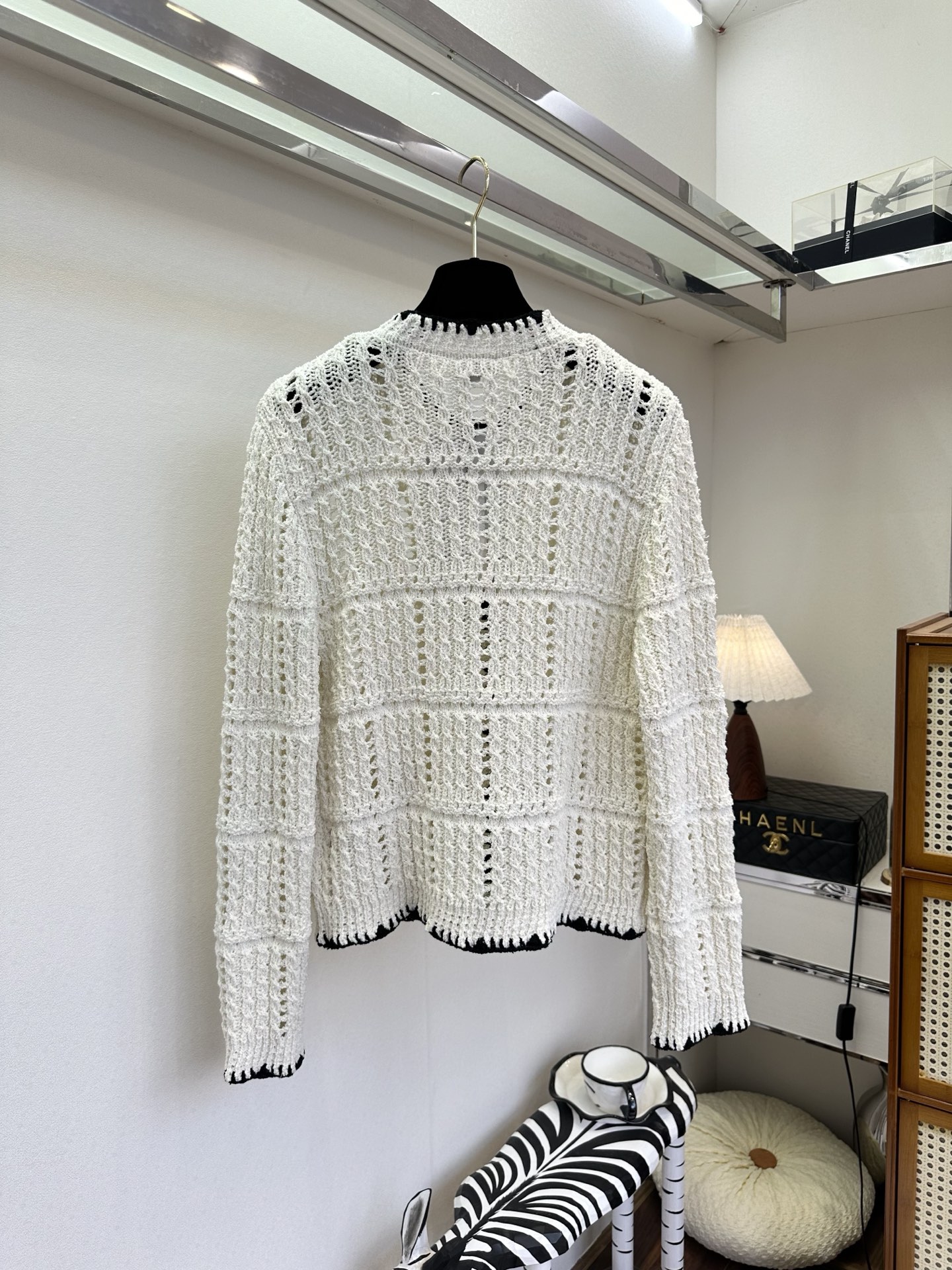 26S 香家早春新品 这件开衫是衣橱里的“氛围感作弊器”。经典香风版型，镂空针织透气又有层次，黑白撞色打