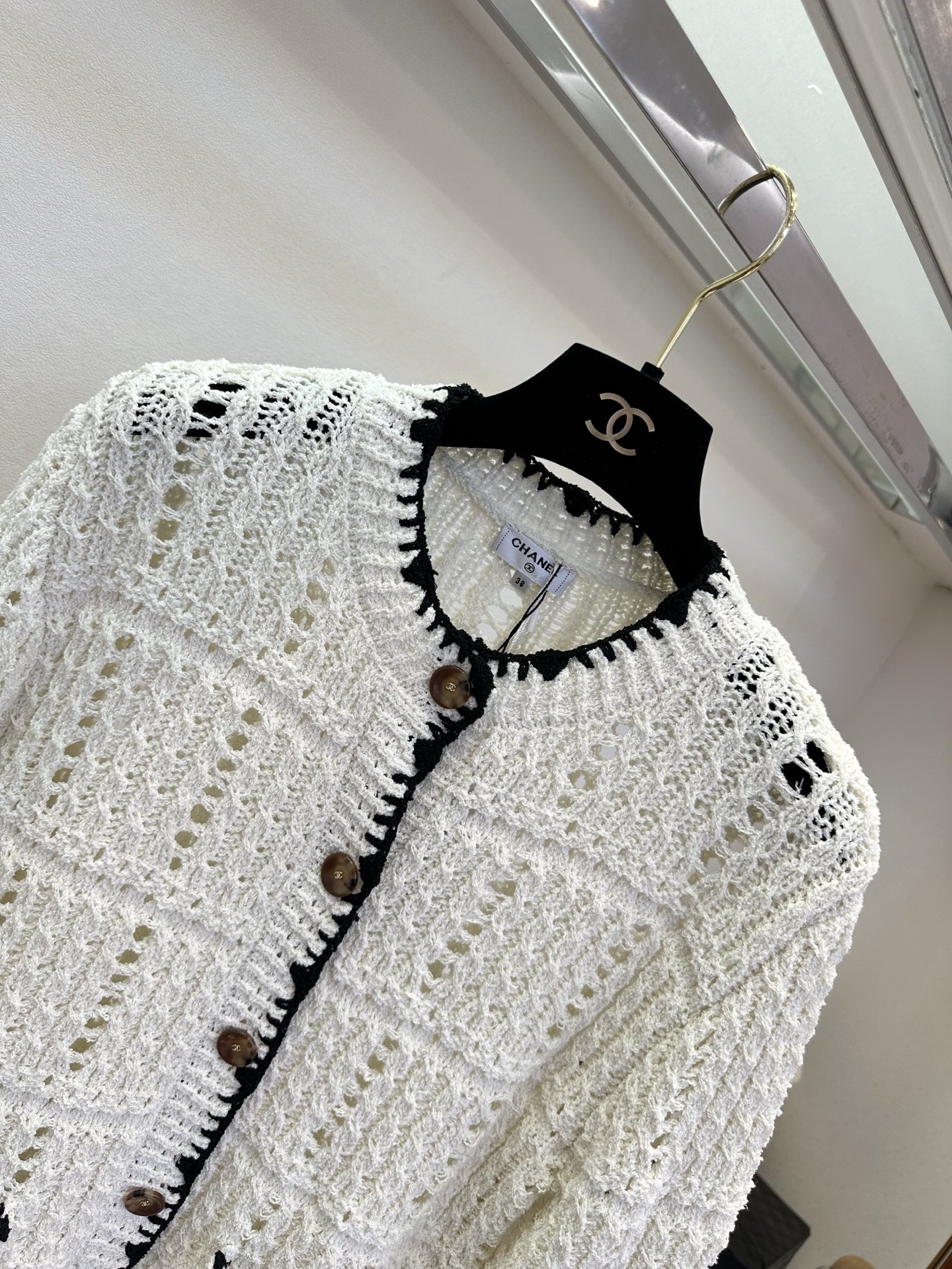 26S 香家早春新品 这件开衫是衣橱里的“氛围感作弊器”。经典香风版型，镂空针织透气又有层次，黑白撞色打