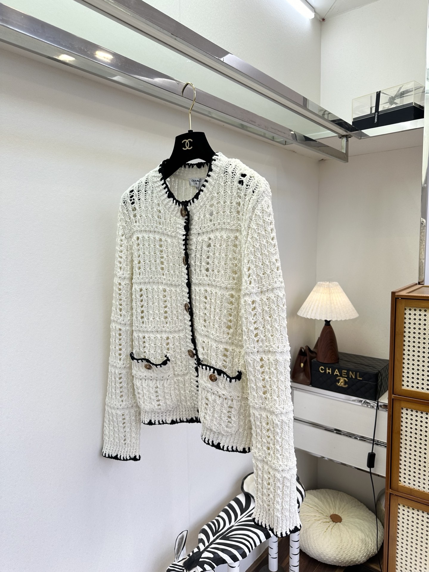 26S 香家早春新品 这件开衫是衣橱里的“氛围感作弊器”。经典香风版型，镂空针织透气又有层次，黑白撞色打