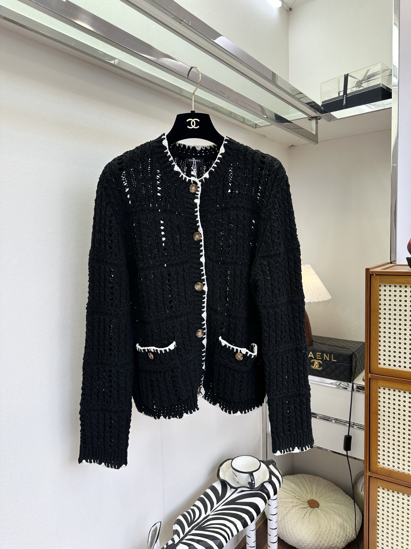 26S 香家早春新品 这件开衫是衣橱里的“氛围感作弊器”。经典香风版型，镂空针织透气又有层次，黑白撞色打