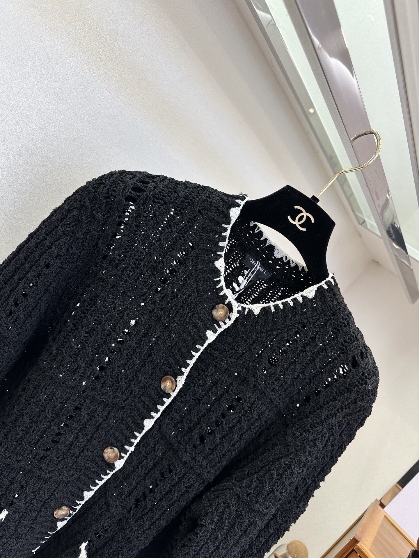 26S 香家早春新品 这件开衫是衣橱里的“氛围感作弊器”。经典香风版型，镂空针织透气又有层次，黑白撞色打