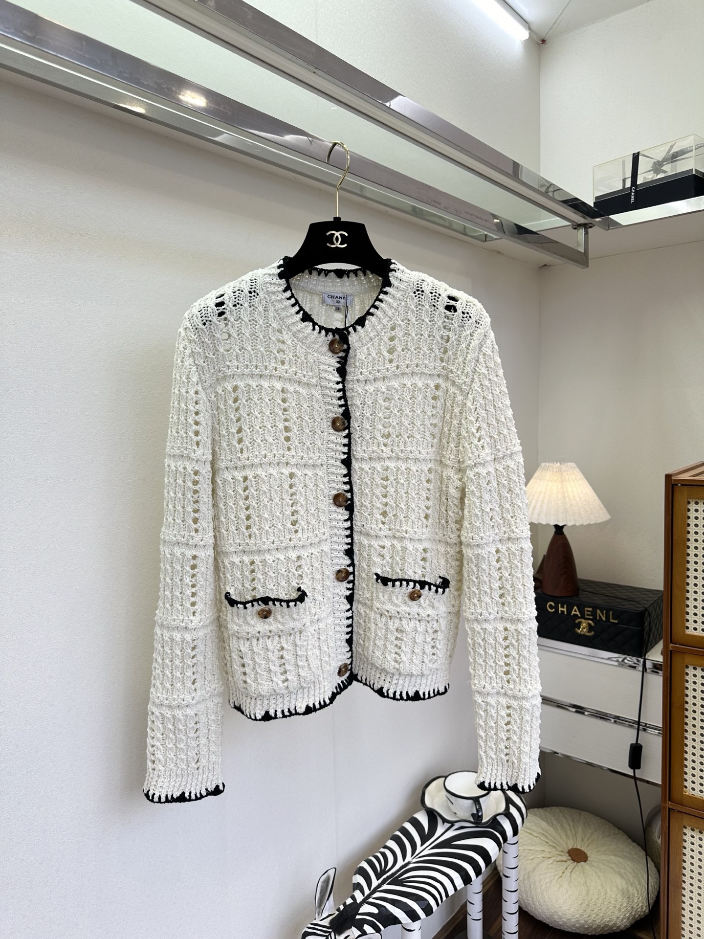 NO:743593,26S Xiangjia's new early spring product. This cardigan is the 'atmosphere cheat' in the wardrobe. It has a classic fragrance style, hollow knitting, breathable and layered, and black and white contrasting colors to break the monotony, making basic items look high-end. It can be used seamlessly for commuting, dating, and afternoon tea. It is the kind of magical item that 'looks good when worn casually'. ●SIZE s m l●, Chanel - Clothing, chanel, chanel,1986090926S 香家早春新品 这件开衫是衣橱里的“氛围感作弊器”.经典香风版型,镂空针织透气又有层次,黑白撞色打破单调,让基础款也能穿出高级感.通勤、约会、下午茶,它都能无缝衔接,是那种“随便一穿就很好看”的神仙单品. ●SIZE s m l●,香奈儿-服装,chanel,chanel,,Women's clothing