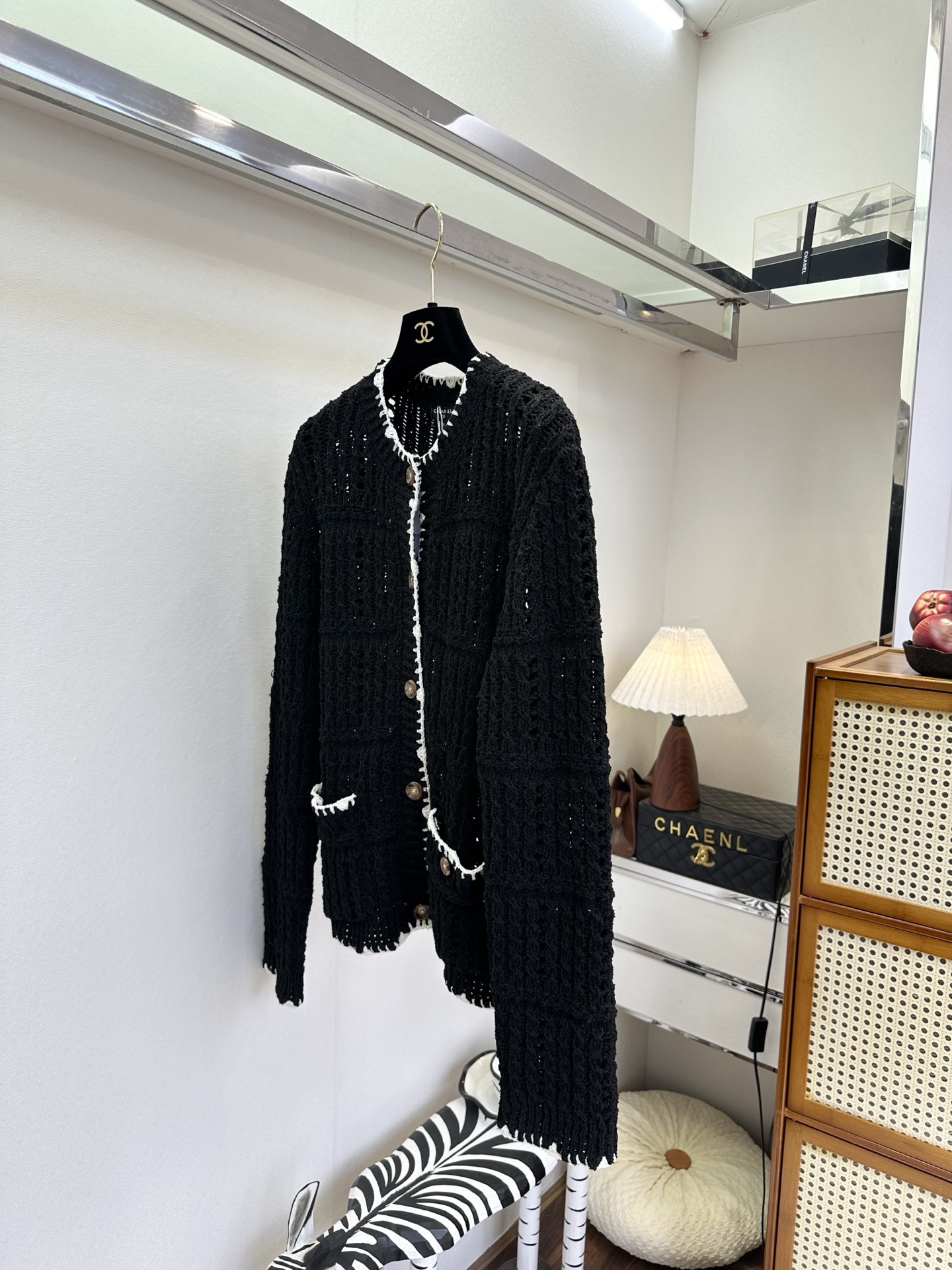 26S 香家早春新品 这件开衫是衣橱里的“氛围感作弊器”。经典香风版型，镂空针织透气又有层次，黑白撞色打