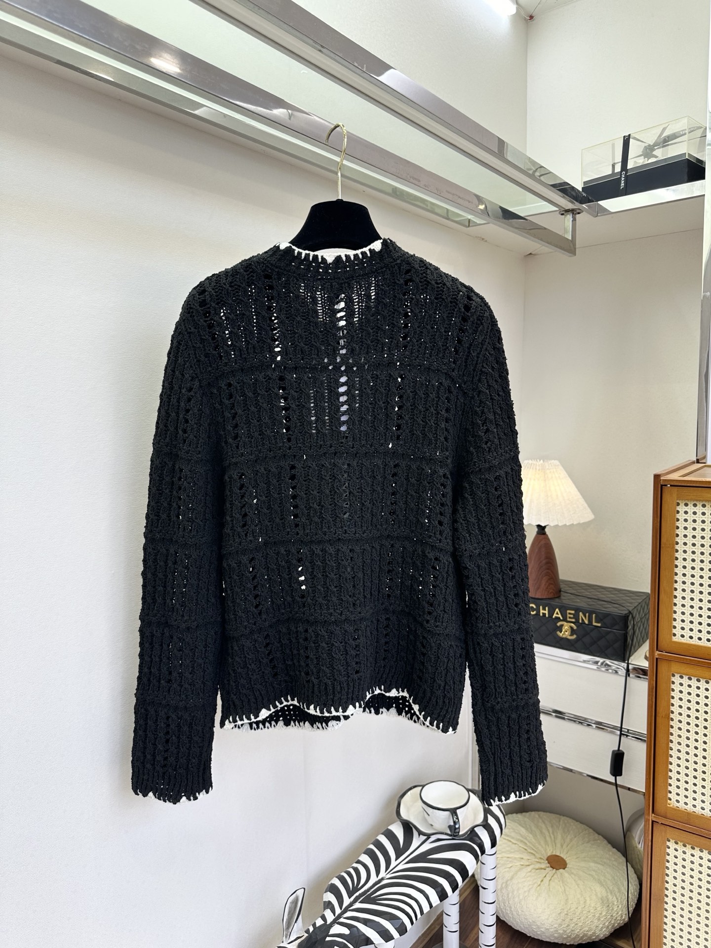 26S 香家早春新品 这件开衫是衣橱里的“氛围感作弊器”。经典香风版型，镂空针织透气又有层次，黑白撞色打