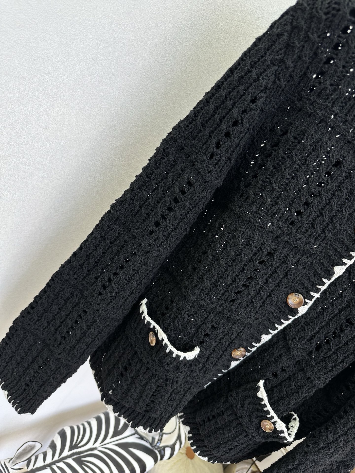 26S 香家早春新品 这件开衫是衣橱里的“氛围感作弊器”。经典香风版型，镂空针织透气又有层次，黑白撞色打