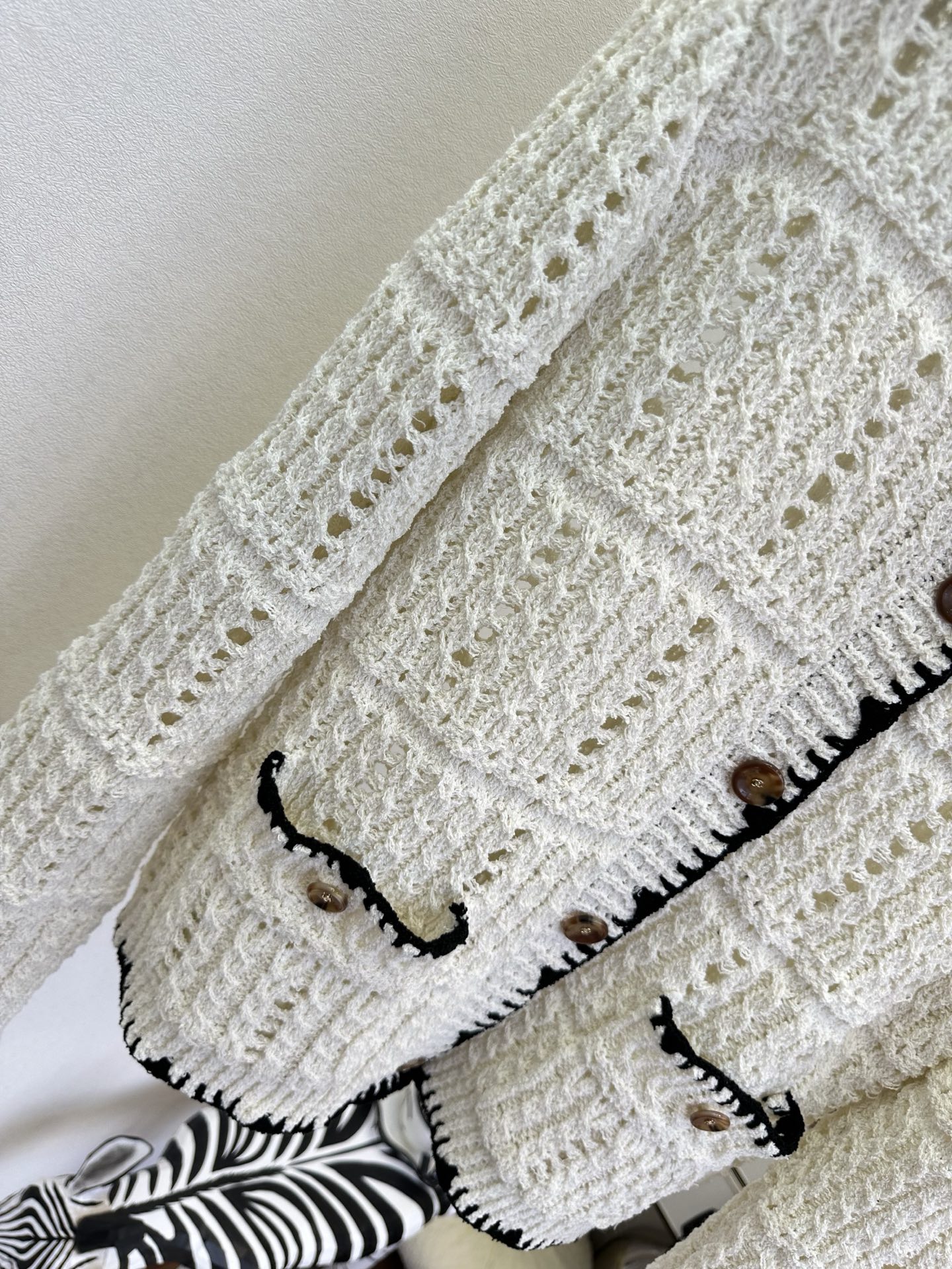 26S 香家早春新品 这件开衫是衣橱里的“氛围感作弊器”。经典香风版型，镂空针织透气又有层次，黑白撞色打