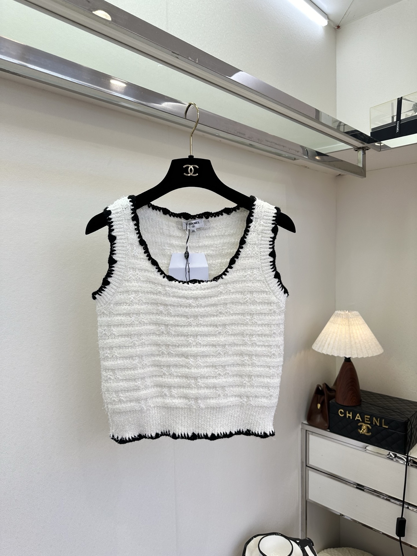 26S 解锁春日穿搭的“叠穿密码”，这件小香风背心必须拥有姓名！软糯的针织触感，搭配经典的黑边滚边，无论