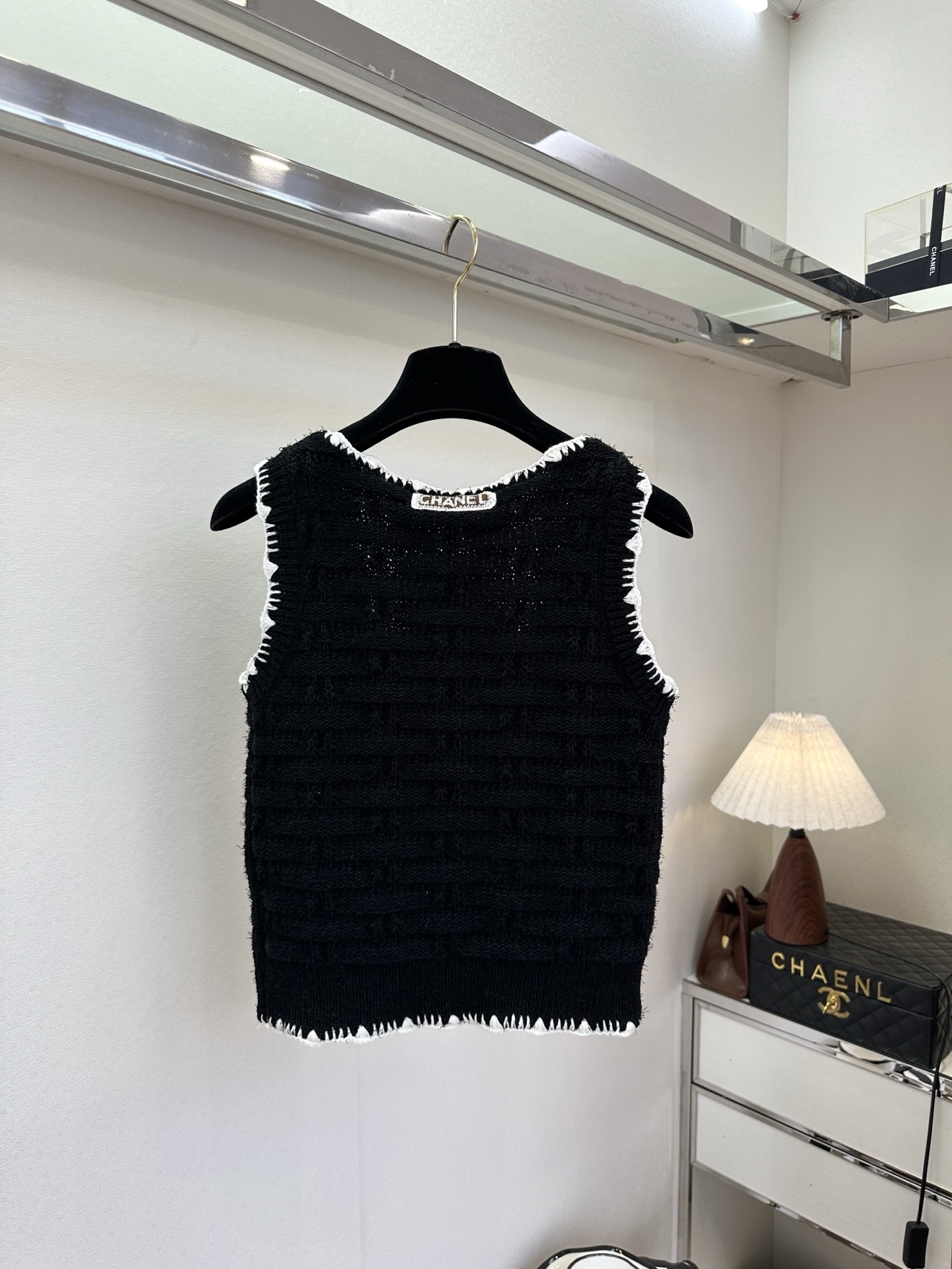 26S 解锁春日穿搭的“叠穿密码”，这件小香风背心必须拥有姓名！软糯的针织触感，搭配经典的黑边滚边，无论