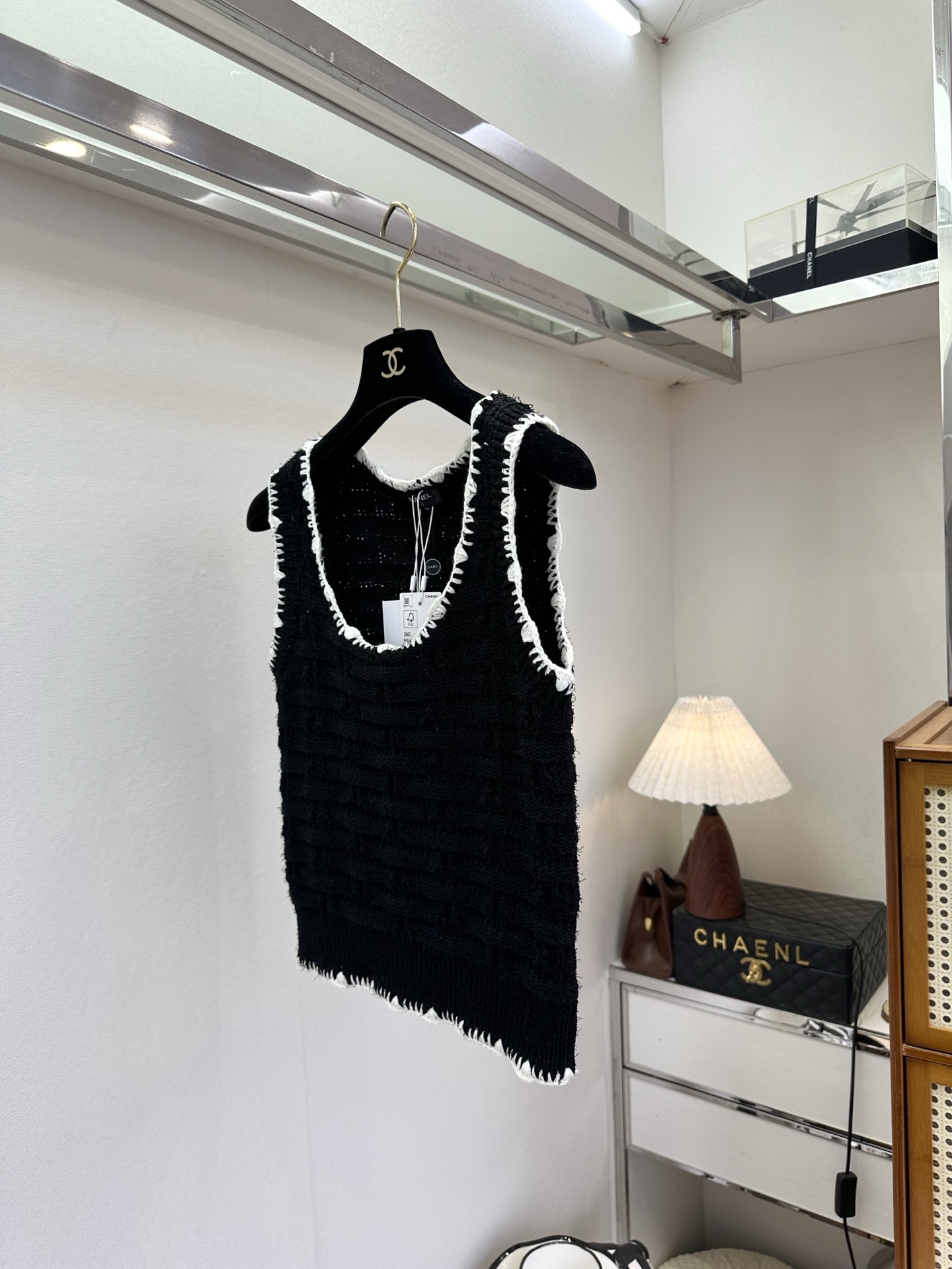 26S 解锁春日穿搭的“叠穿密码”，这件小香风背心必须拥有姓名！软糯的针织触感，搭配经典的黑边滚边，无论