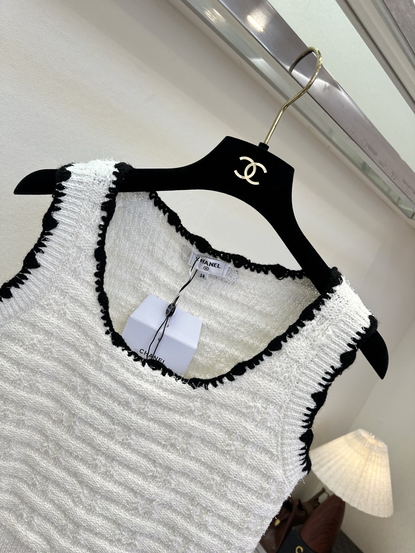 26S 解锁春日穿搭的“叠穿密码”，这件小香风背心必须拥有姓名！软糯的针织触感，搭配经典的黑边滚边，无论