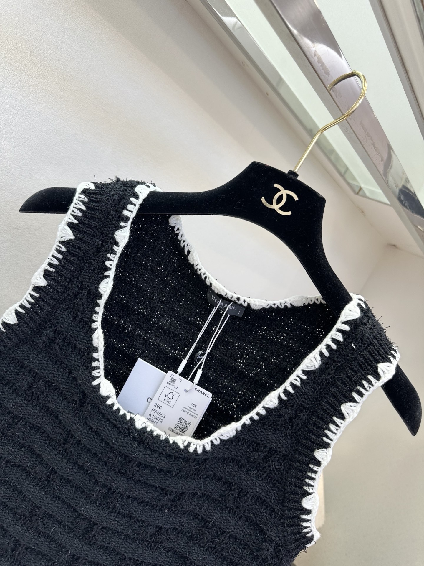 26S 解锁春日穿搭的“叠穿密码”，这件小香风背心必须拥有姓名！软糯的针织触感，搭配经典的黑边滚边，无论