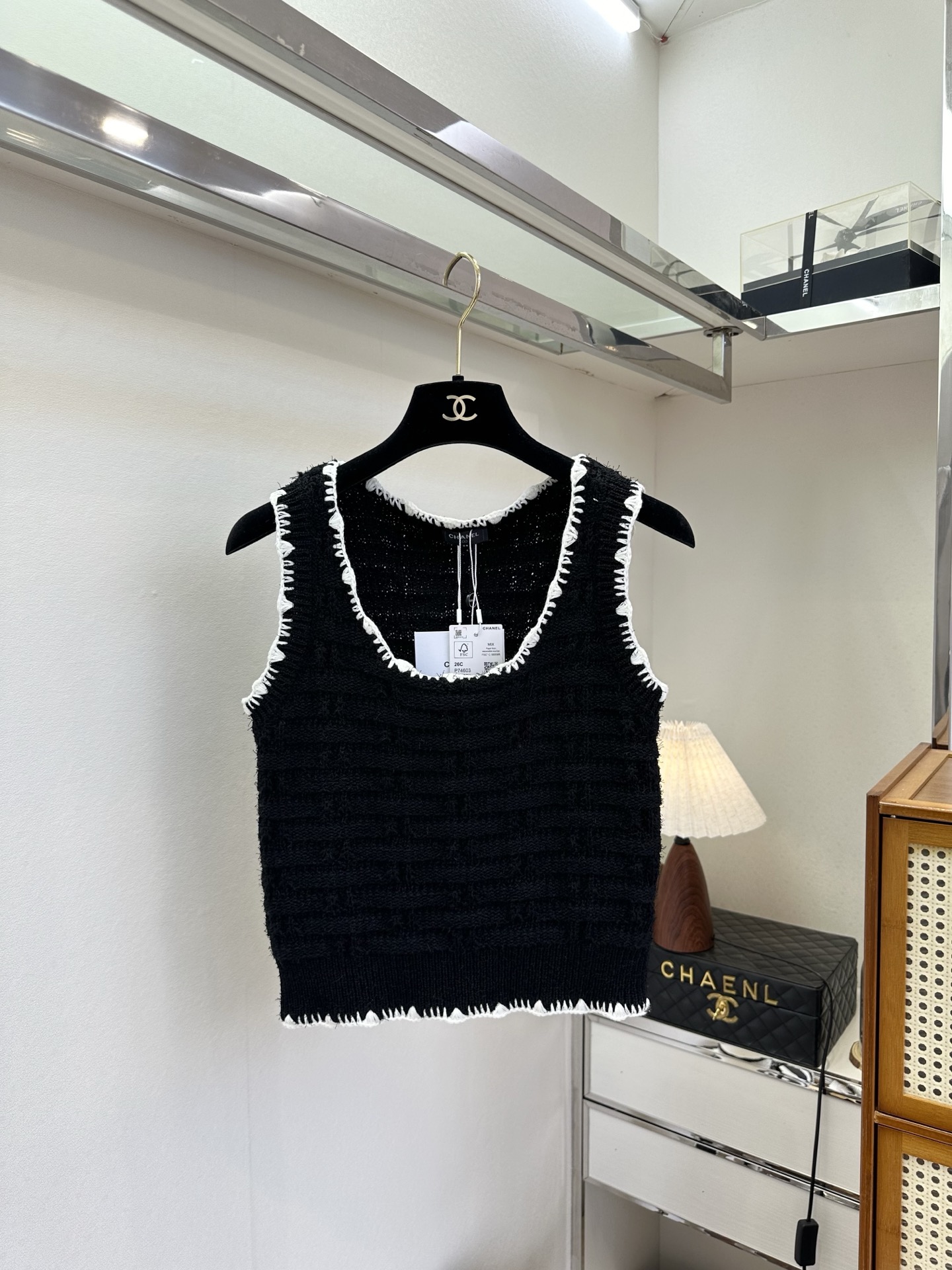 26S 解锁春日穿搭的“叠穿密码”，这件小香风背心必须拥有姓名！软糯的针织触感，搭配经典的黑边滚边，无论