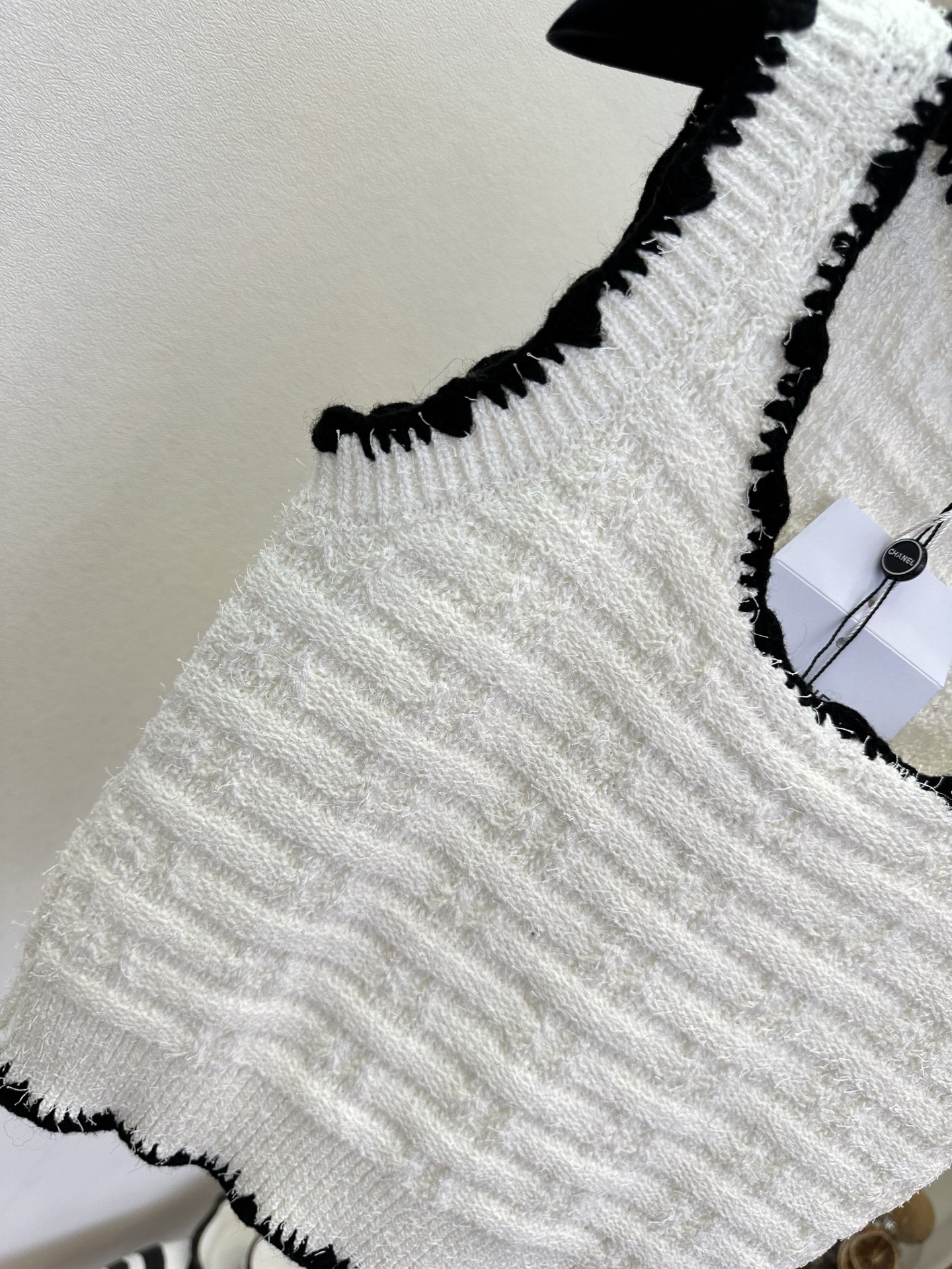 26S 解锁春日穿搭的“叠穿密码”，这件小香风背心必须拥有姓名！软糯的针织触感，搭配经典的黑边滚边，无论