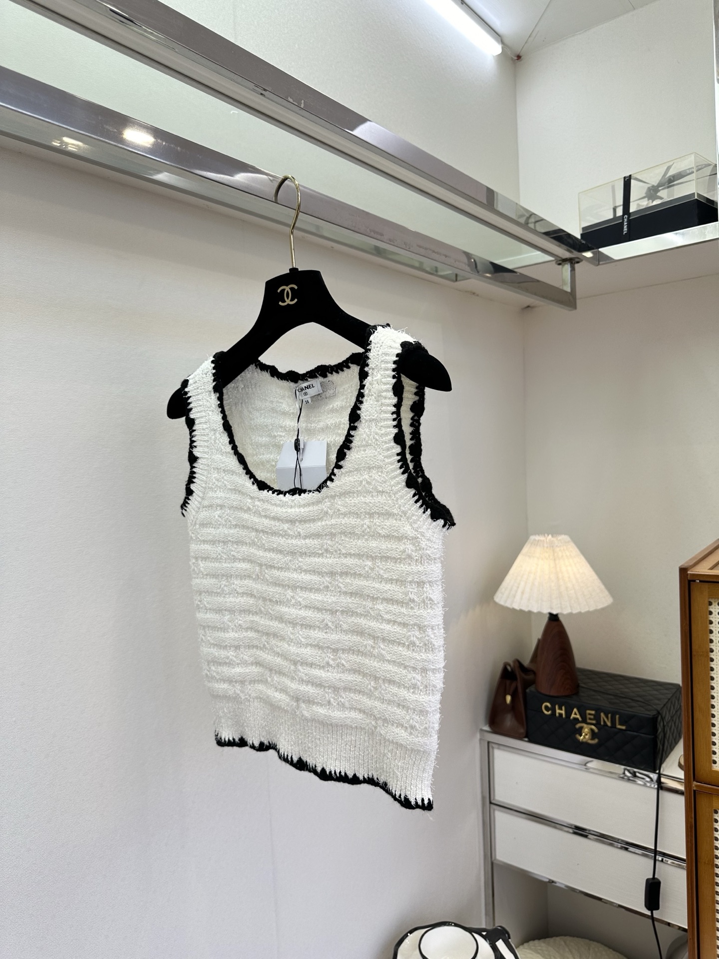 26S 解锁春日穿搭的“叠穿密码”，这件小香风背心必须拥有姓名！软糯的针织触感，搭配经典的黑边滚边，无论