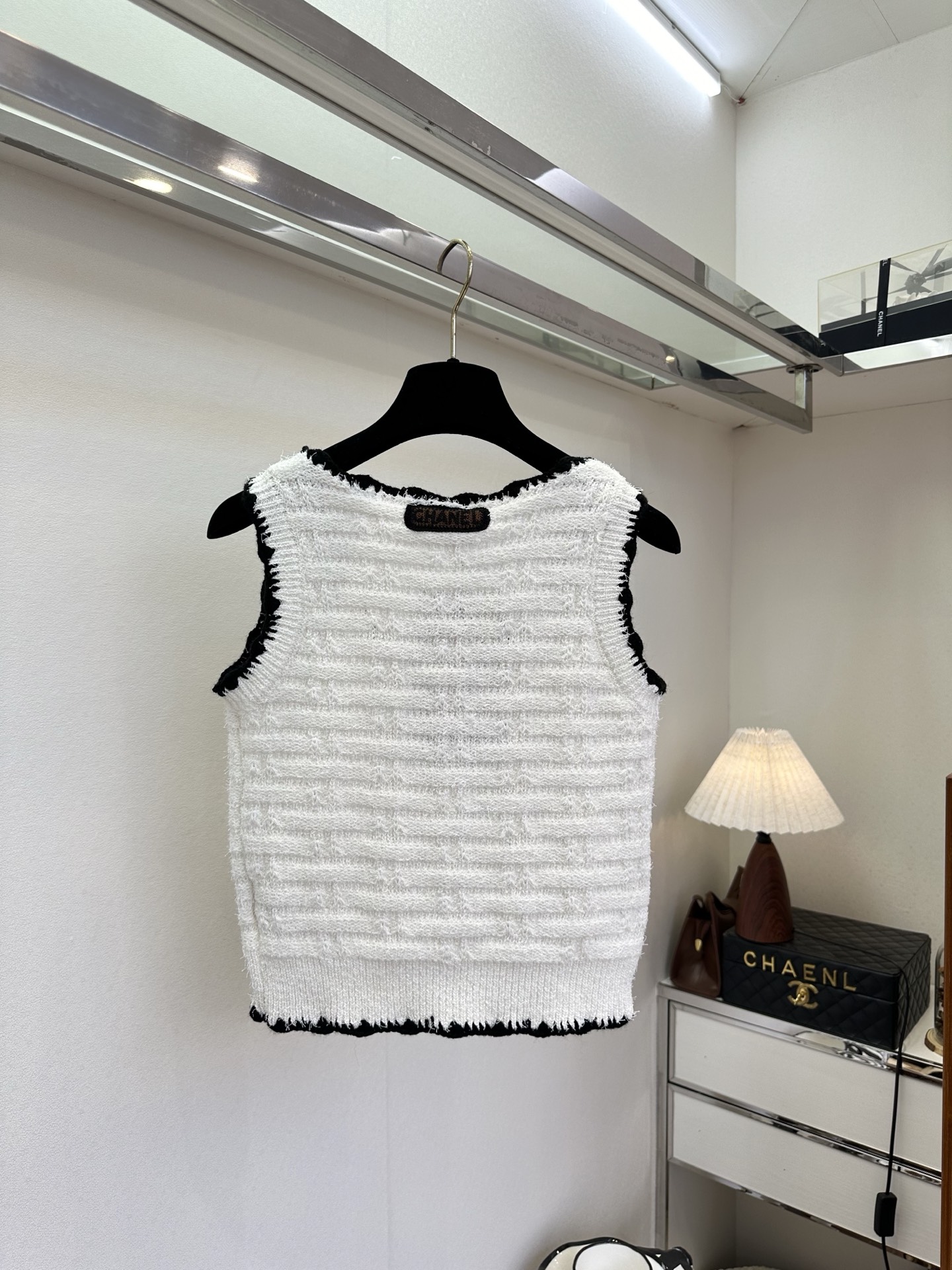 26S 解锁春日穿搭的“叠穿密码”，这件小香风背心必须拥有姓名！软糯的针织触感，搭配经典的黑边滚边，无论