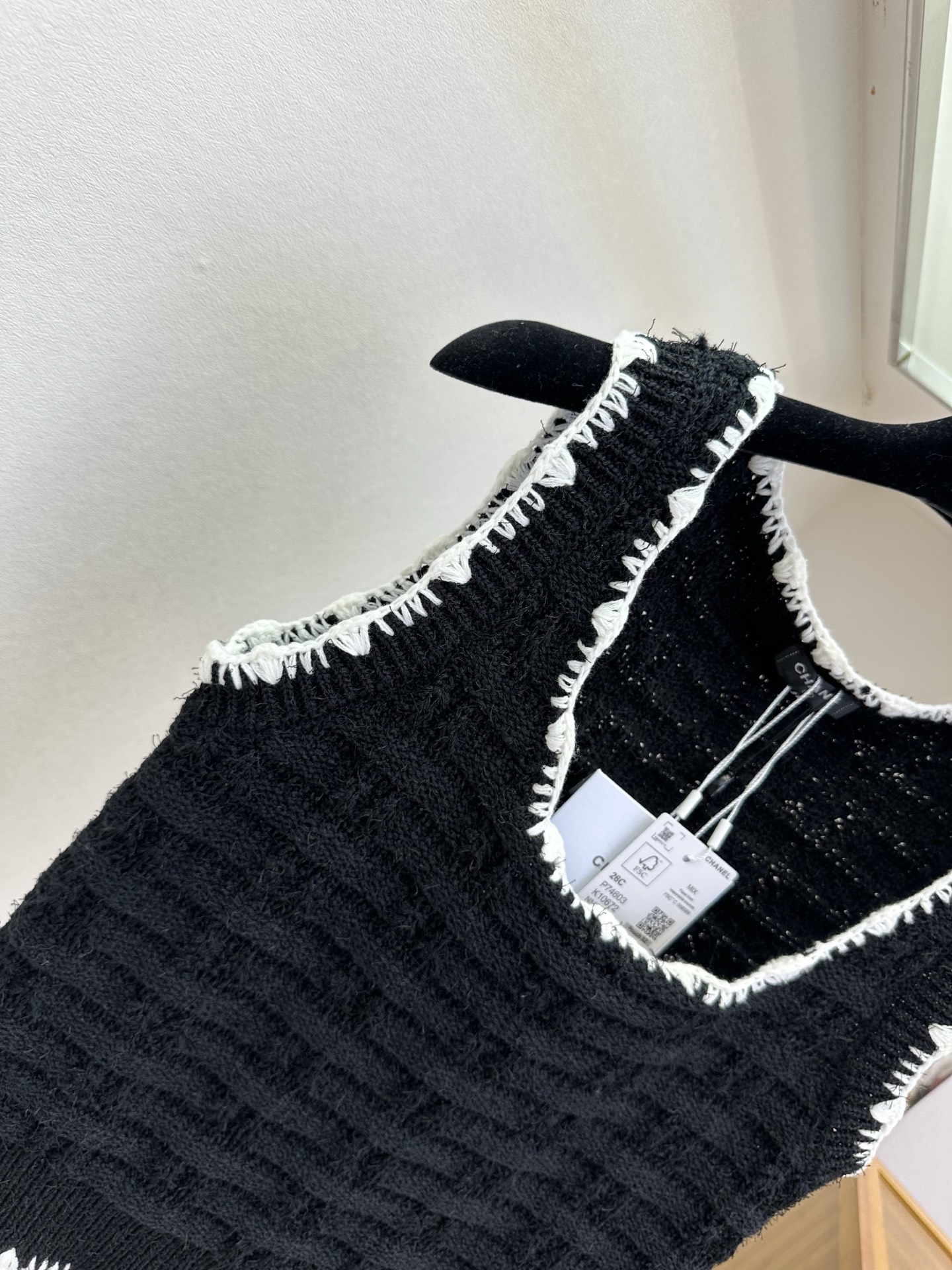 26S 解锁春日穿搭的“叠穿密码”，这件小香风背心必须拥有姓名！软糯的针织触感，搭配经典的黑边滚边，无论