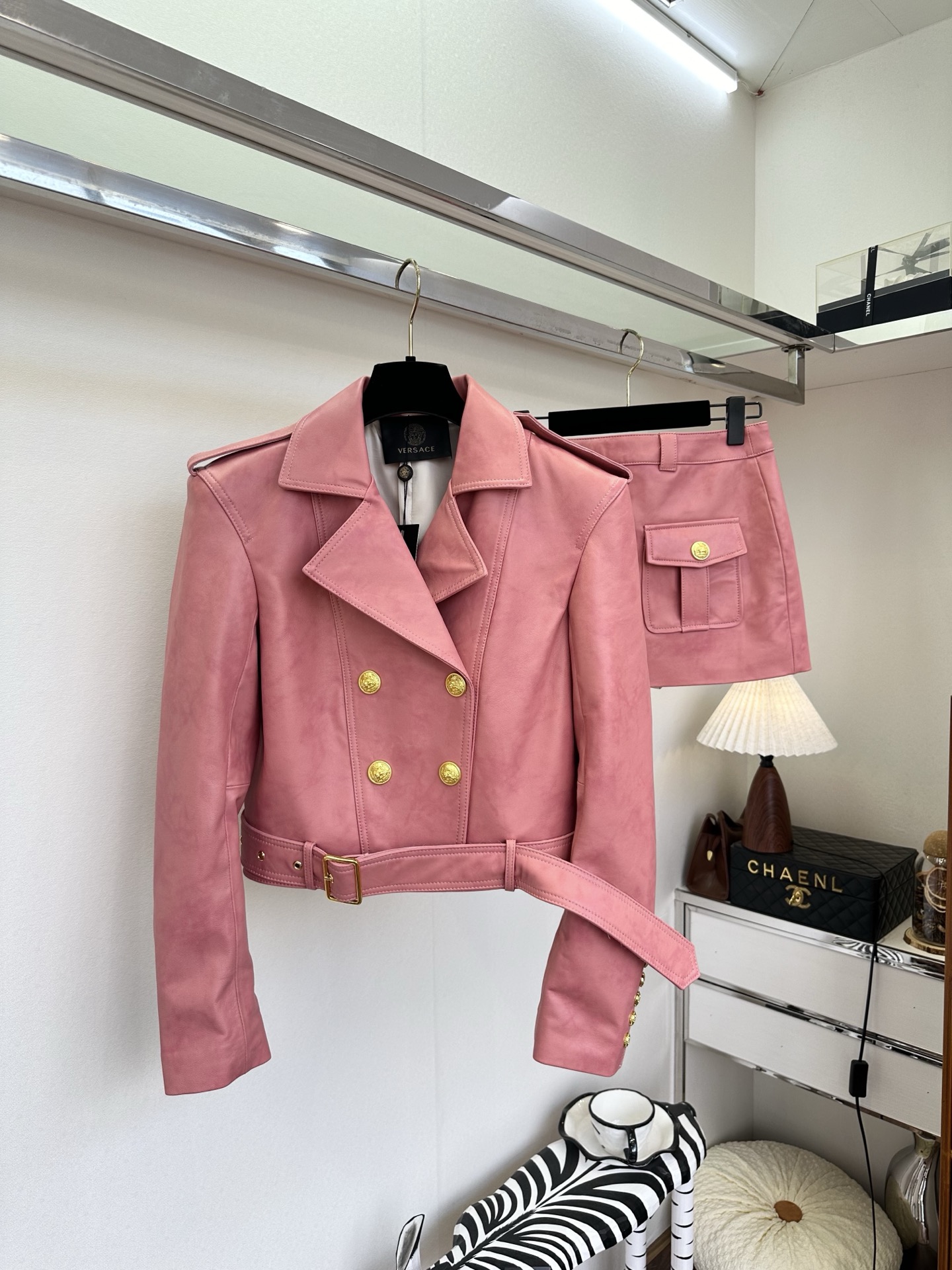 NO:755313,26S  Wearing the freshness of spring on your body is the magic of this macaron-colored imported lambskin suit. The delicate sheepskin has a soft luster under the light, and feels soft and waxy yet stiff. The neat lapels and double-row gold buttons are a collision between retro and modern; the same-color belt tightens the waistline and easily outlines it.  The short cut is more light and energetic with neat proportions. Whether paired with a skirt of the same color to create a sweet and cool suit, or worn alone with a jacket and jeans, you can freely switch between gentleness and coolness. It is not just a piece of clothing, but also your confidence in spring - comfortable, eye-catching, and with a sense of luxury.  Jacket, skirt 690 ●SIZE s m l●, Versace-clothing,versace,skirts,jeans,jackets & coats,sheepskin,1986090926S 把春天的清新穿在身上,是这款玛卡龙色系进口小羊皮套装的魔力.细腻的羊皮在光线下泛着柔润光泽,触感软糯却不失挺括.利落的翻领与双排金扣,是复古与现代的碰撞；同色系腰带收束腰线,轻松勾勒出利落比例,短款剪裁更显轻盈活力.无论是搭配同色半裙打造甜酷套装,还是单穿外套配牛仔裤,都能在温柔与飒爽之间自由切换.它不只是一件衣服,更是你春日里的底气——自在、亮眼,自带高级感. 外套 半裙690 ●SIZE s m l●,范思哲-服装,versace,skirts,jeans,jackets & coats,sheepskin,,Women's clothing