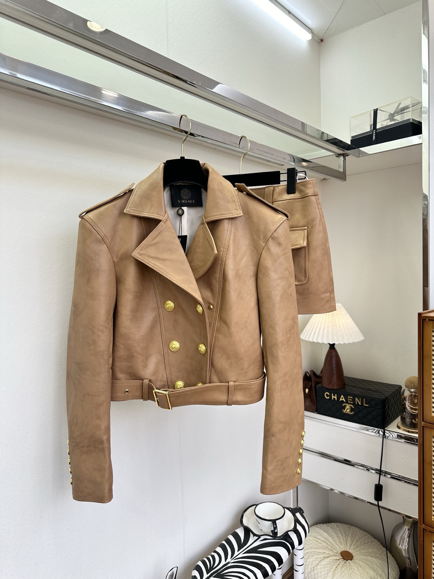 NO:755322,26S  Wearing the freshness of spring on your body is the magic of this macaron-colored imported lambskin suit. The delicate sheepskin has a soft luster under the light, and feels soft and waxy yet stiff. The neat lapels and double-row gold buttons are a collision between retro and modern; the same-color belt tightens the waistline and easily outlines it.  The short cut is more light and energetic with neat proportions. Whether paired with a skirt of the same color to create a sweet and cool suit, or worn alone with a jacket and jeans, you can freely switch between gentleness and coolness. It is not just a piece of clothing, but also your confidence in spring - comfortable, eye-catching, and with a sense of luxury.  Jacket, skirt 690 ●SIZE s m l●, Versace-clothing,versace,skirts,jeans,jackets & coats,sheepskin,1986090926S 把春天的清新穿在身上,是这款玛卡龙色系进口小羊皮套装的魔力.细腻的羊皮在光线下泛着柔润光泽,触感软糯却不失挺括.利落的翻领与双排金扣,是复古与现代的碰撞；同色系腰带收束腰线,轻松勾勒出利落比例,短款剪裁更显轻盈活力.无论是搭配同色半裙打造甜酷套装,还是单穿外套配牛仔裤,都能在温柔与飒爽之间自由切换.它不只是一件衣服,更是你春日里的底气——自在、亮眼,自带高级感. 外套 半裙690 ●SIZE s m l●,范思哲-服装,versace,skirts,jeans,jackets & coats,sheepskin,,Women's clothing