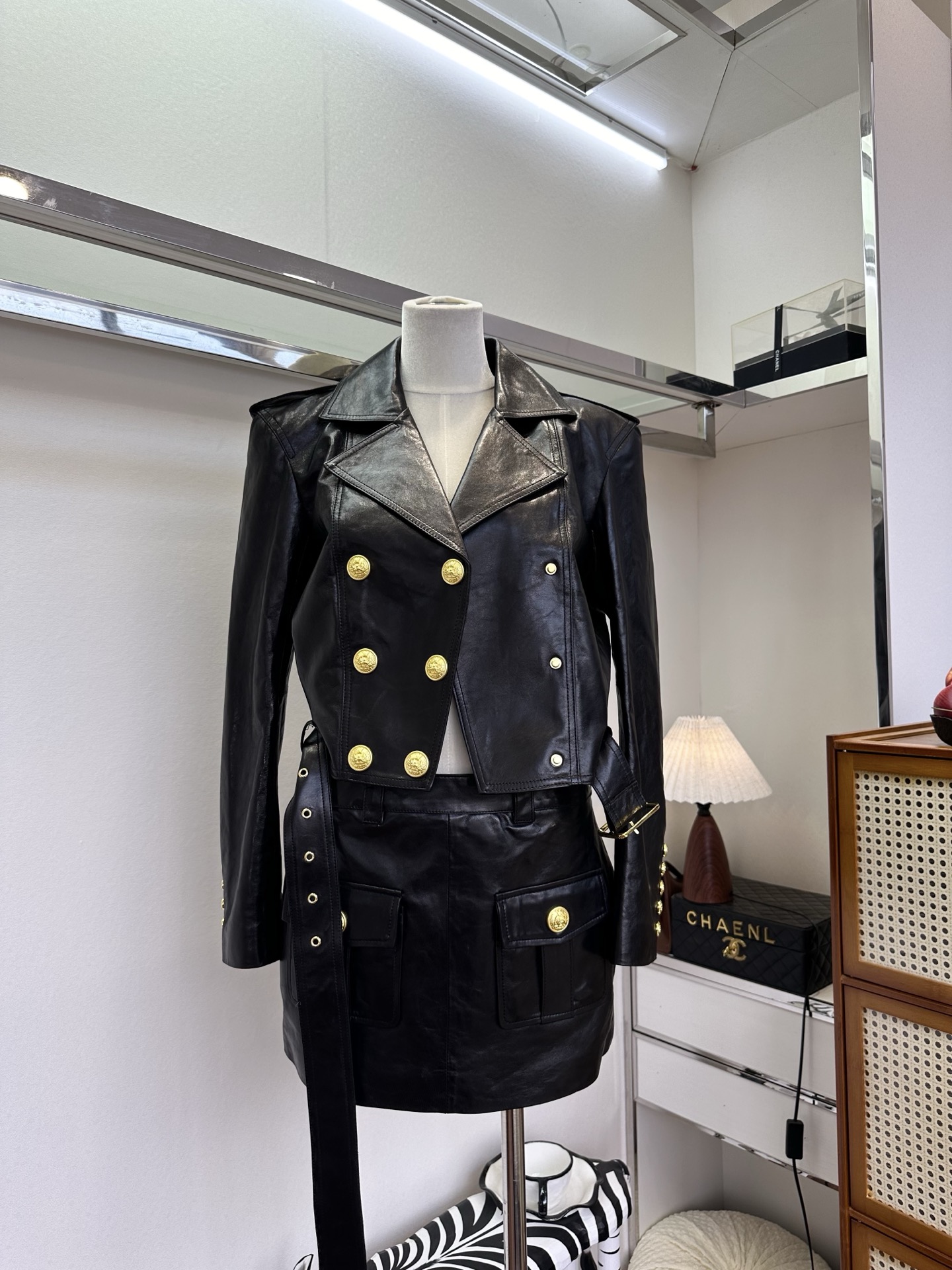 NO:755327,26S  Wearing the freshness of spring on your body is the magic of this macaron-colored imported lambskin suit. The delicate sheepskin has a soft luster under the light, and feels soft and waxy yet stiff. The neat lapels and double-row gold buttons are a collision between retro and modern; the same-color belt tightens the waistline and easily outlines it.  The short cut is more light and energetic with neat proportions. Whether paired with a skirt of the same color to create a sweet and cool suit, or worn alone with a jacket and jeans, you can freely switch between gentleness and coolness. It is not just a piece of clothing, but also your confidence in spring - comfortable, eye-catching, and with a sense of luxury.  Jacket, skirt 690 ●SIZE s m l●, Versace-clothing,versace,skirts,jeans,jackets & coats,sheepskin,1986090926S 把春天的清新穿在身上,是这款玛卡龙色系进口小羊皮套装的魔力.细腻的羊皮在光线下泛着柔润光泽,触感软糯却不失挺括.利落的翻领与双排金扣,是复古与现代的碰撞；同色系腰带收束腰线,轻松勾勒出利落比例,短款剪裁更显轻盈活力.无论是搭配同色半裙打造甜酷套装,还是单穿外套配牛仔裤,都能在温柔与飒爽之间自由切换.它不只是一件衣服,更是你春日里的底气——自在、亮眼,自带高级感. 外套 半裙690 ●SIZE s m l●,范思哲-服装,versace,skirts,jeans,jackets & coats,sheepskin,,Women's clothing