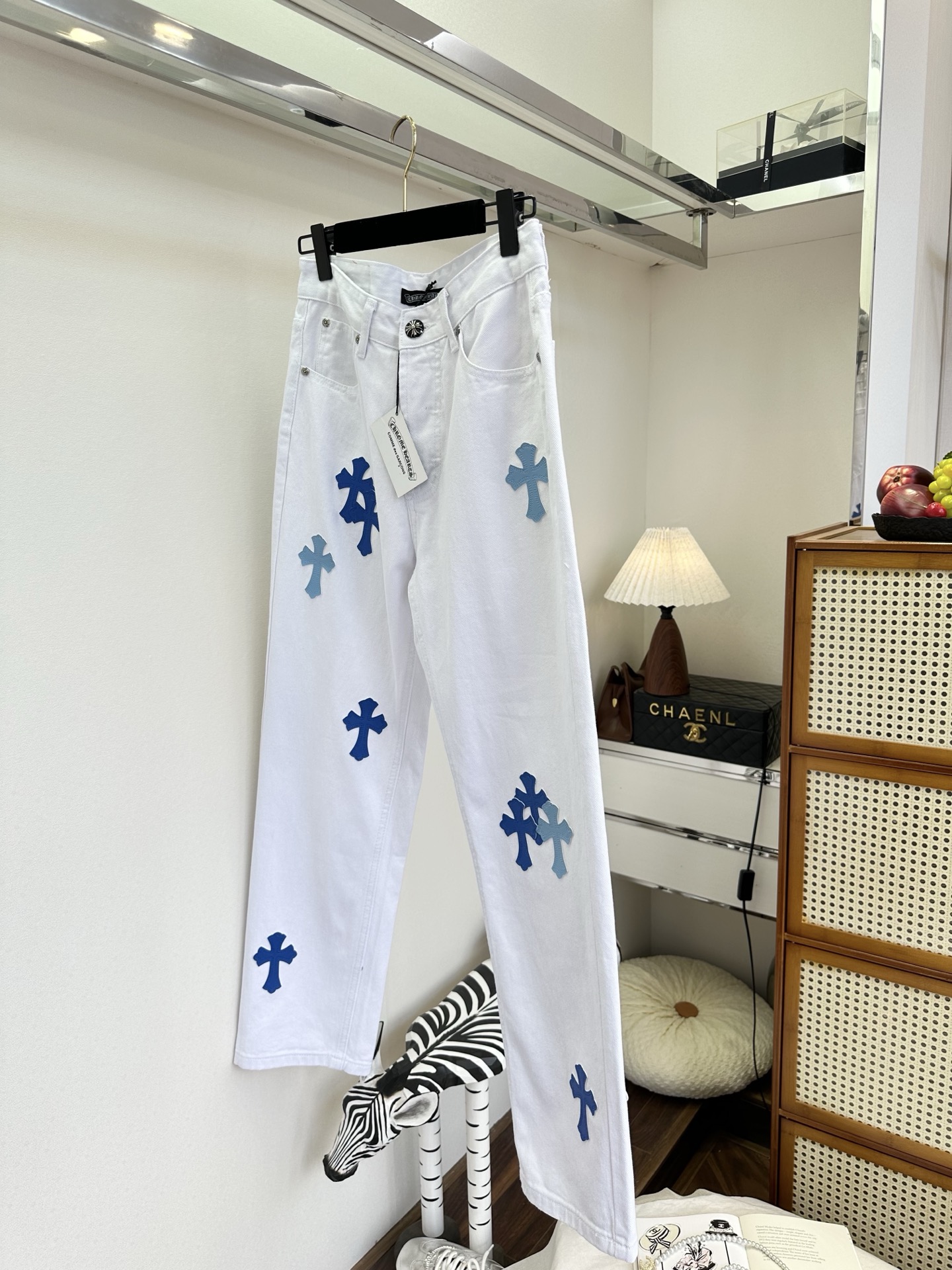 26S 克罗星牛仔裤真的不可替代 干净的白牛仔底色上，深浅蓝调的十字贴布错落分布，挺括的牛仔面料，既有随