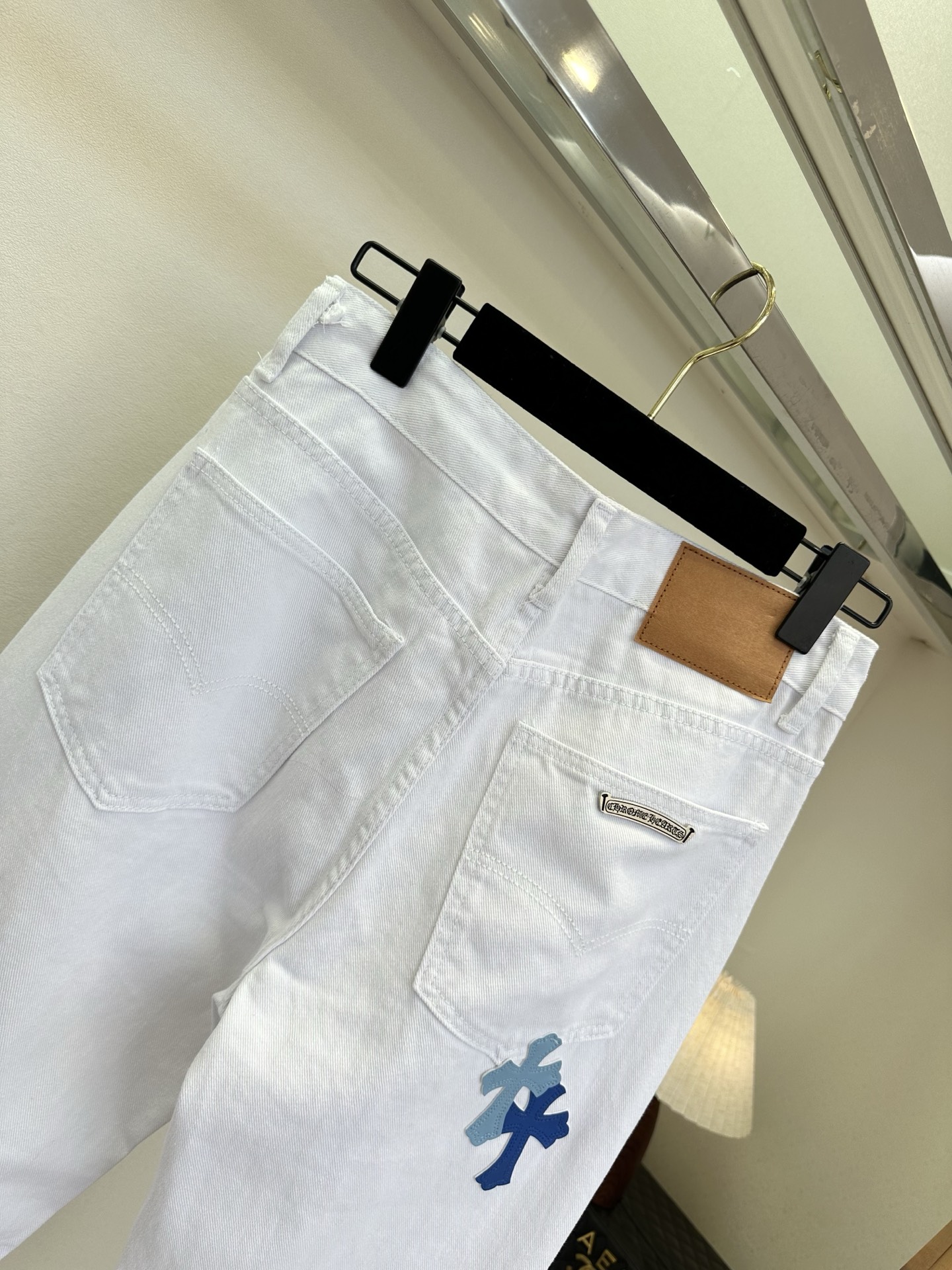 26S 克罗星牛仔裤真的不可替代 干净的白牛仔底色上，深浅蓝调的十字贴布错落分布，挺括的牛仔面料，既有随