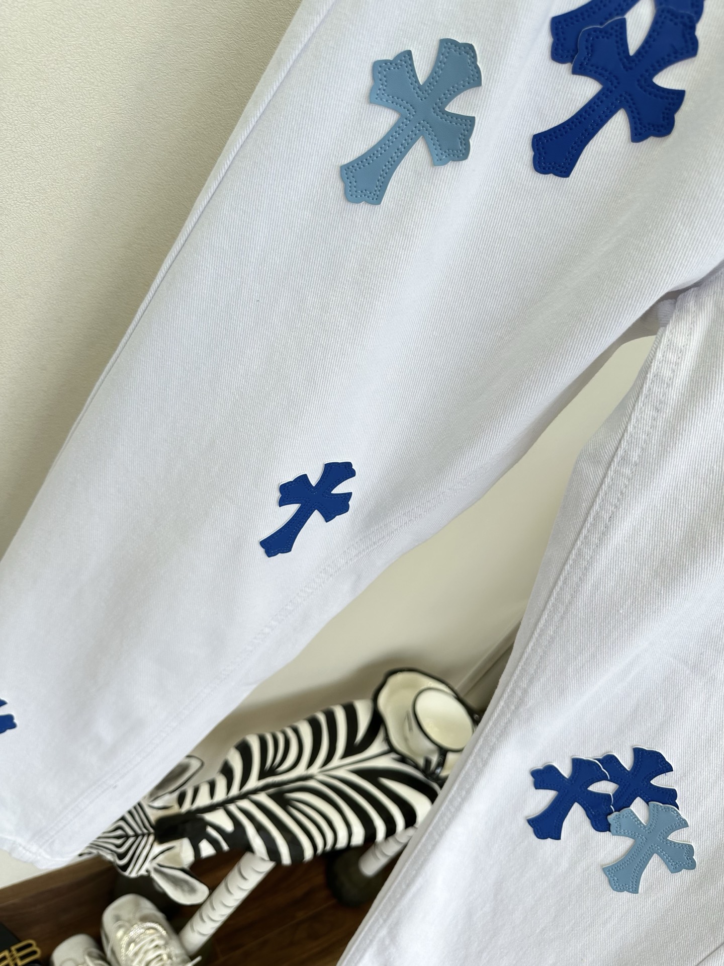 26S 克罗星牛仔裤真的不可替代 干净的白牛仔底色上，深浅蓝调的十字贴布错落分布，挺括的牛仔面料，既有随