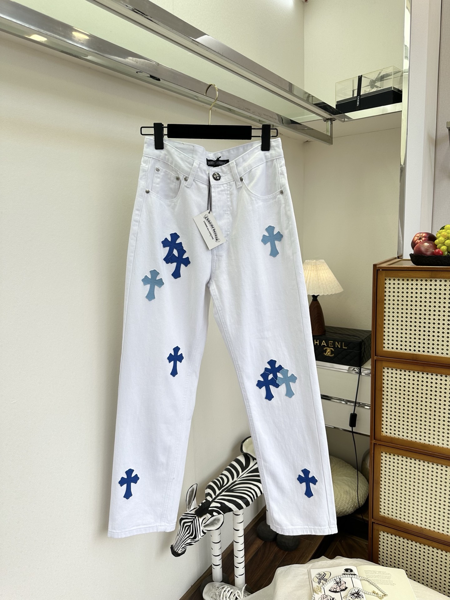 26S 克罗星牛仔裤真的不可替代 干净的白牛仔底色上，深浅蓝调的十字贴布错落分布，挺括的牛仔面料，既有随