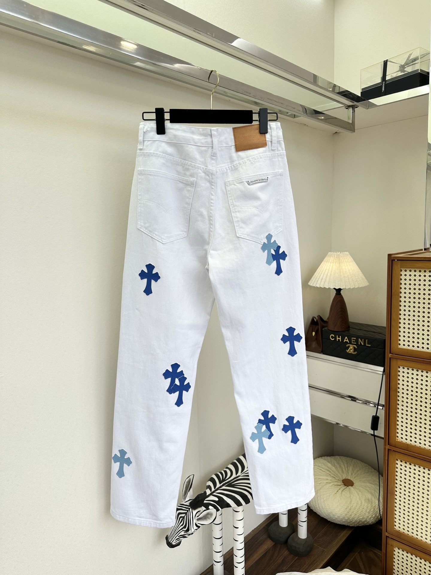 26S 克罗星牛仔裤真的不可替代 干净的白牛仔底色上，深浅蓝调的十字贴布错落分布，挺括的牛仔面料，既有随