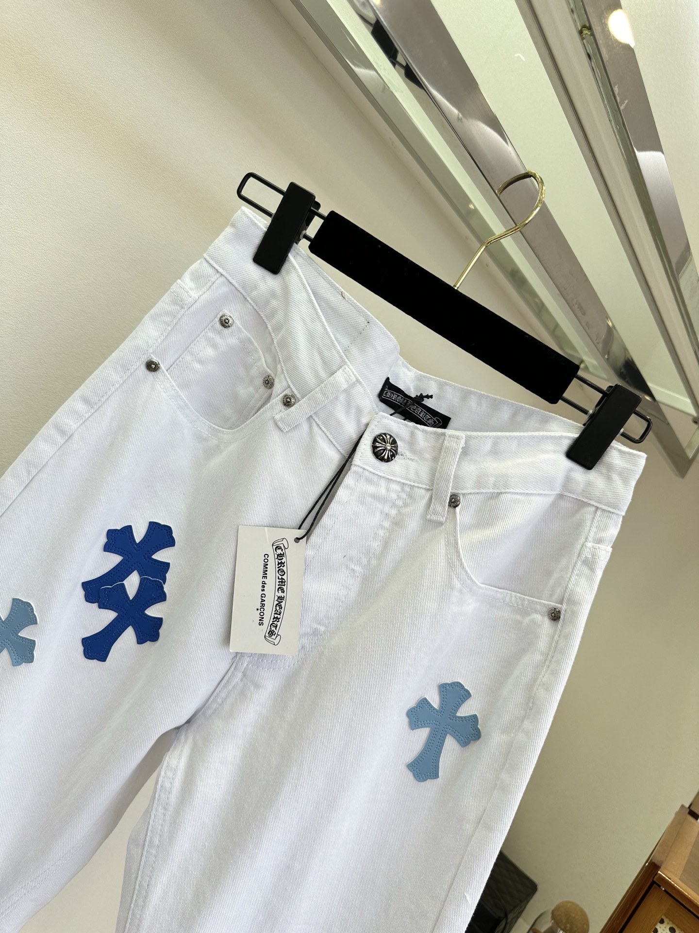 26S 克罗星牛仔裤真的不可替代 干净的白牛仔底色上，深浅蓝调的十字贴布错落分布，挺括的牛仔面料，既有随