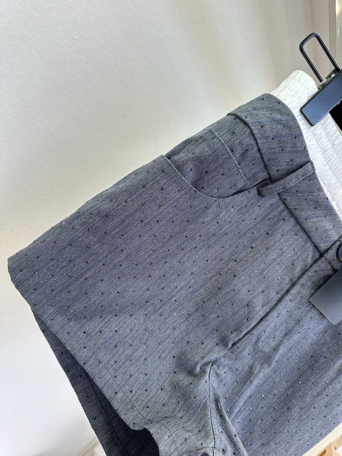 26S 把精致和松弛感焊在身上，是这条短裤的小心机。双腰头设计：白色松紧腰+灰色西装腰，视觉上一秒收窄腰