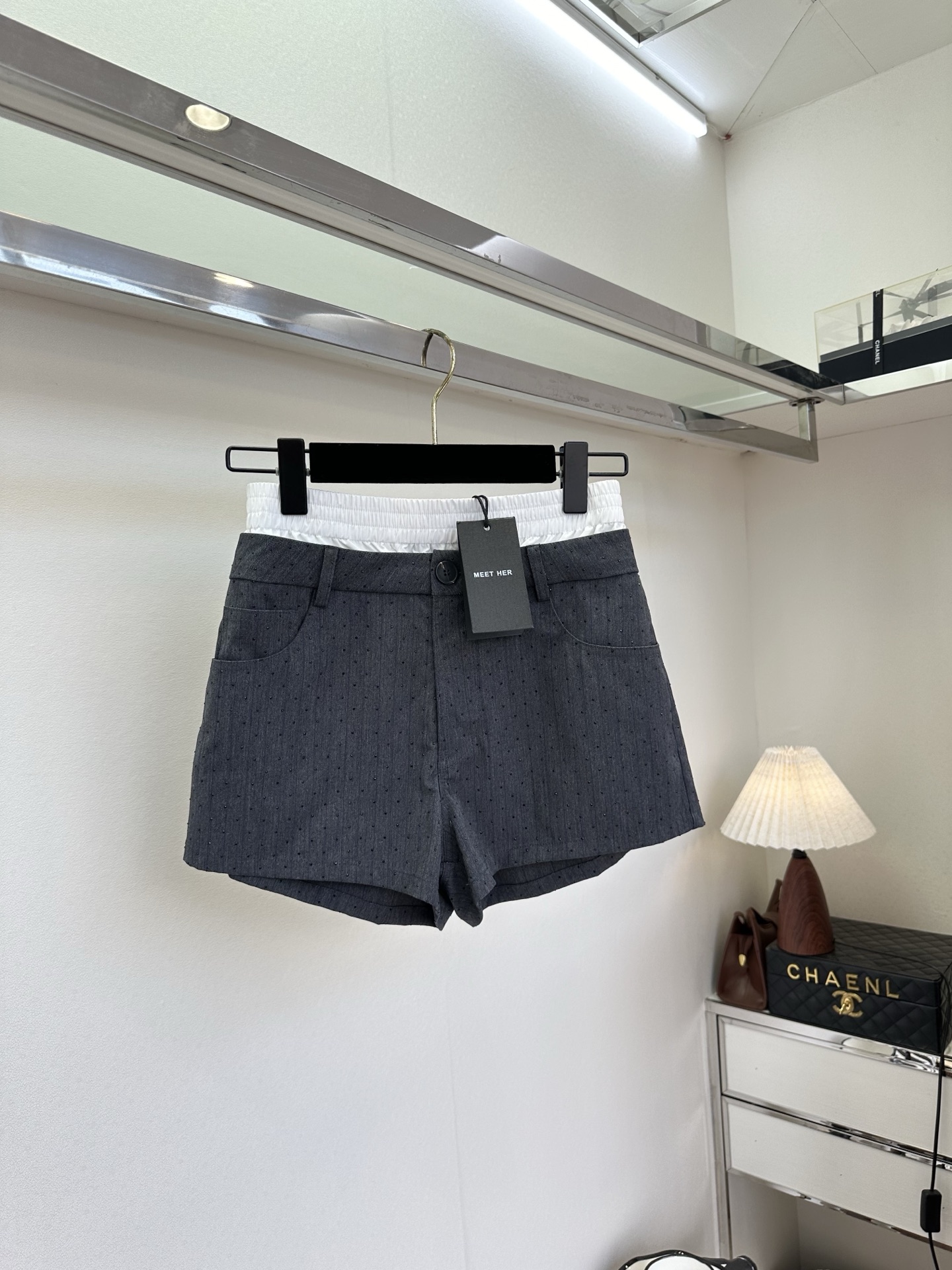 26S 把精致和松弛感焊在身上，是这条短裤的小心机。双腰头设计：白色松紧腰+灰色西装腰，视觉上一秒收窄腰