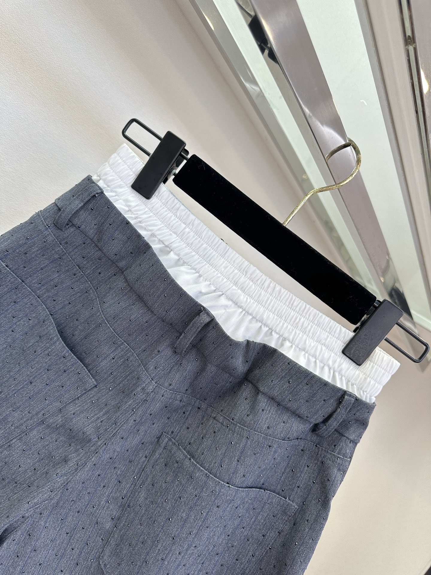 26S 把精致和松弛感焊在身上，是这条短裤的小心机。双腰头设计：白色松紧腰+灰色西装腰，视觉上一秒收窄腰