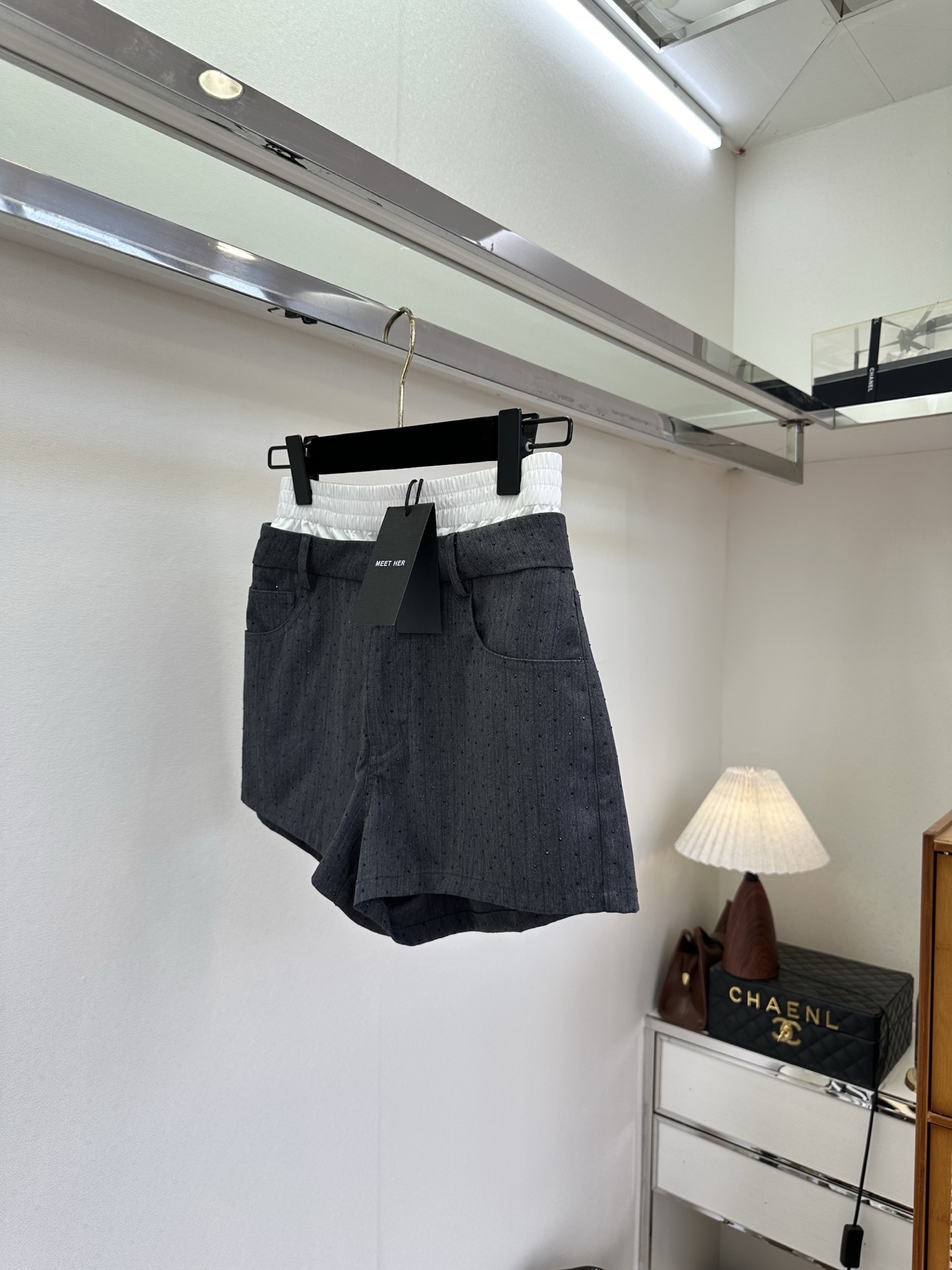 26S 把精致和松弛感焊在身上，是这条短裤的小心机。双腰头设计：白色松紧腰+灰色西装腰，视觉上一秒收窄腰