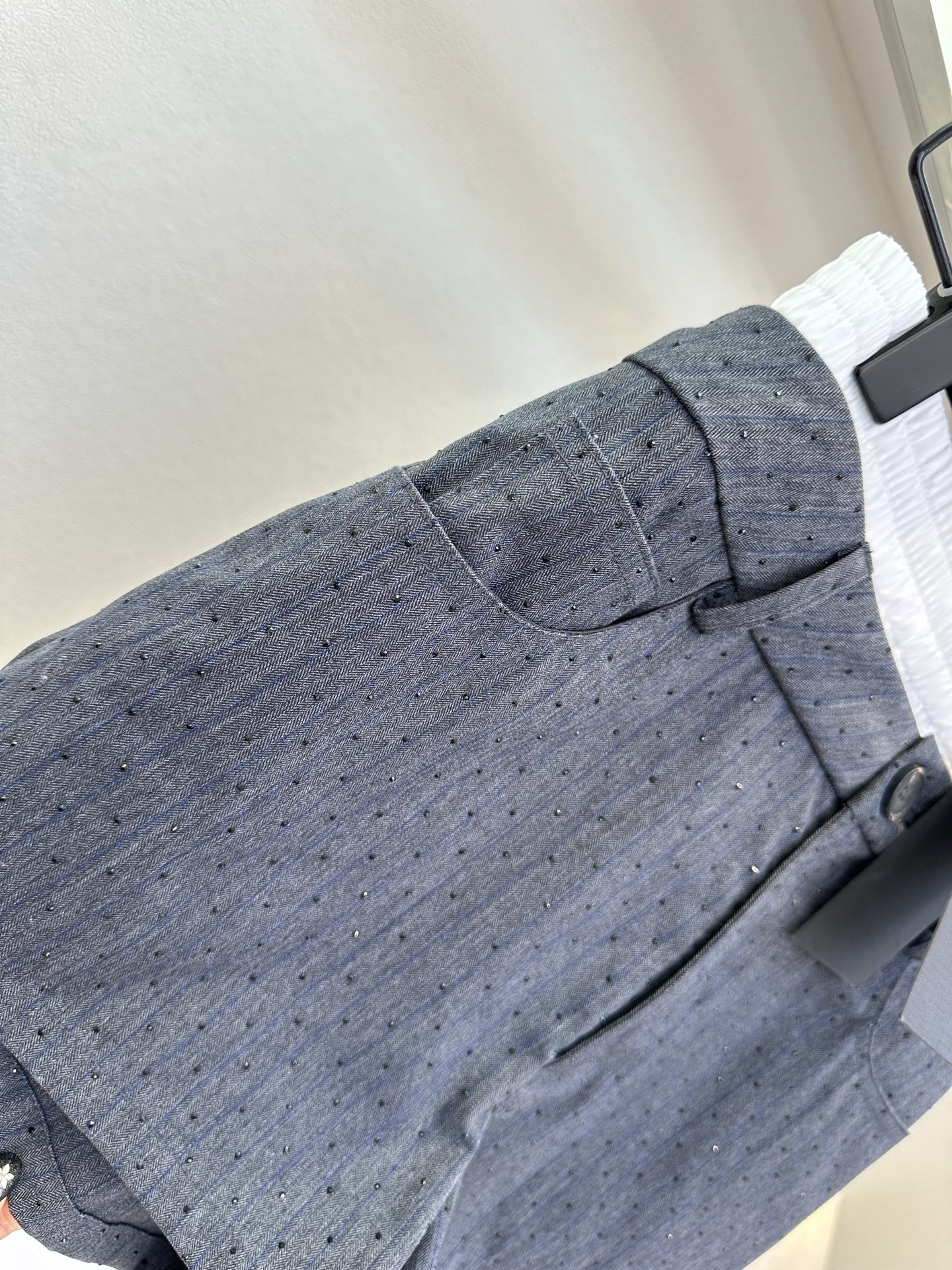 26S 把精致和松弛感焊在身上，是这条短裤的小心机。双腰头设计：白色松紧腰+灰色西装腰，视觉上一秒收窄腰