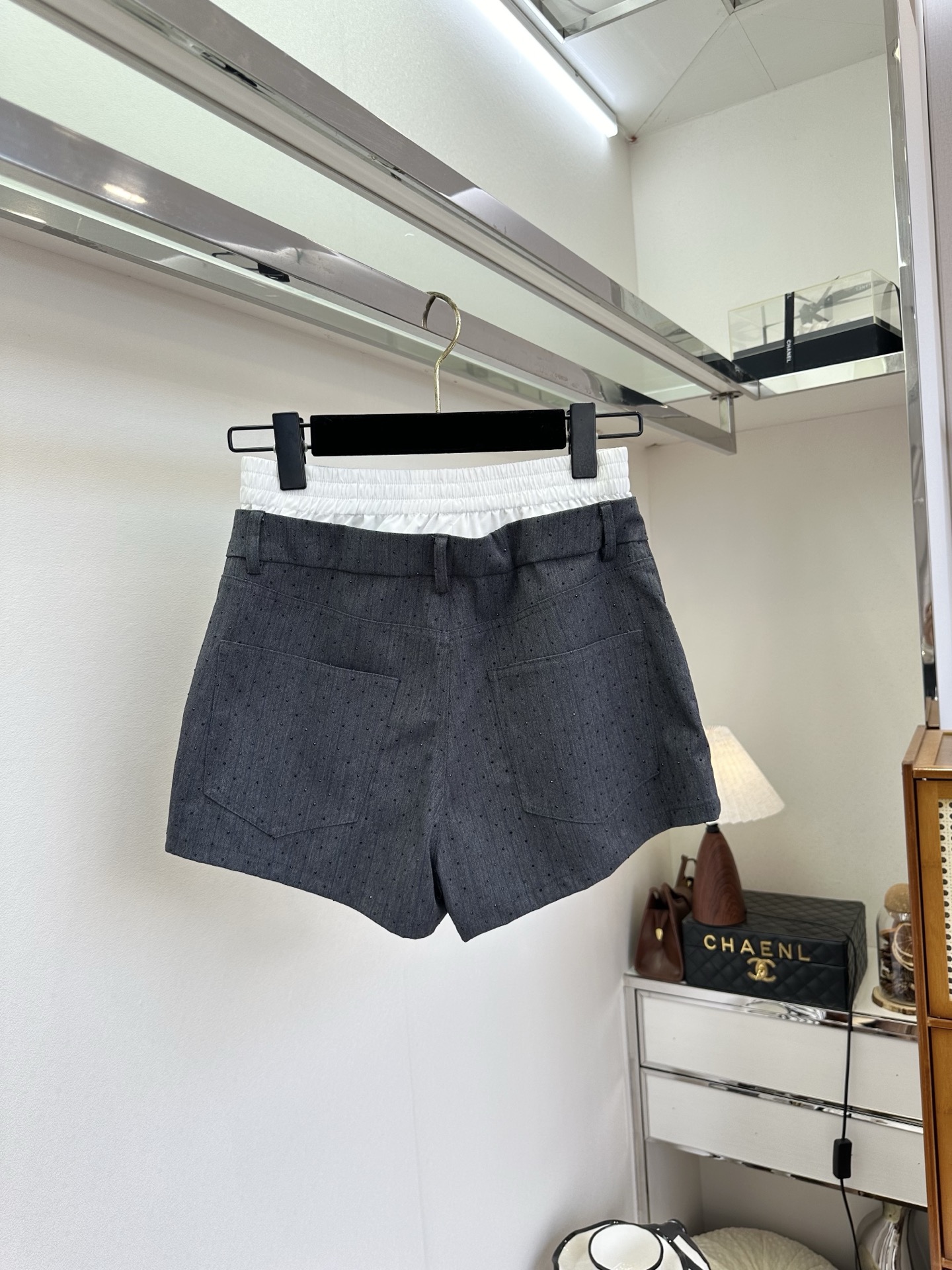 26S 把精致和松弛感焊在身上，是这条短裤的小心机。双腰头设计：白色松紧腰+灰色西装腰，视觉上一秒收窄腰