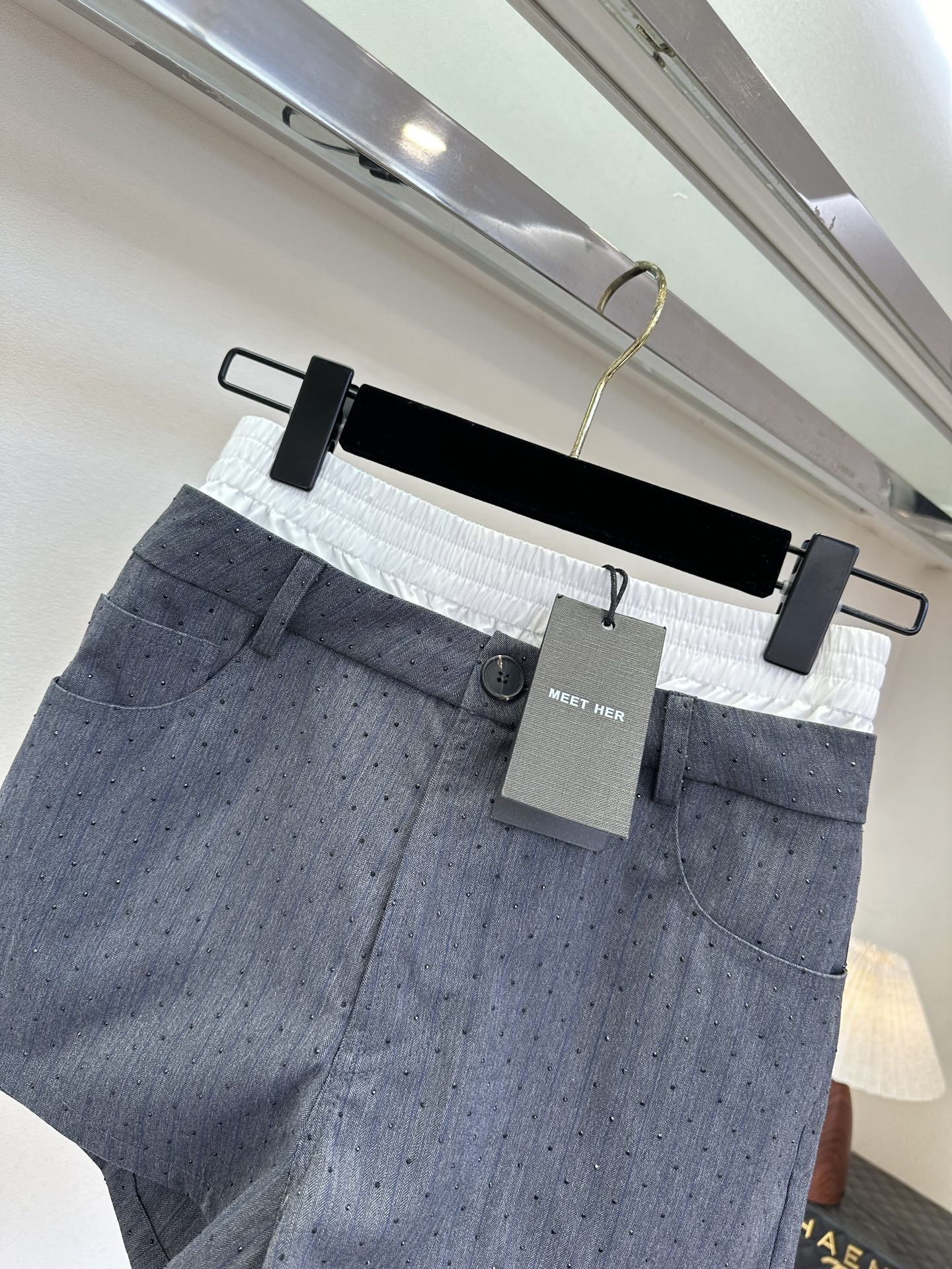 26S 把精致和松弛感焊在身上，是这条短裤的小心机。双腰头设计：白色松紧腰+灰色西装腰，视觉上一秒收窄腰