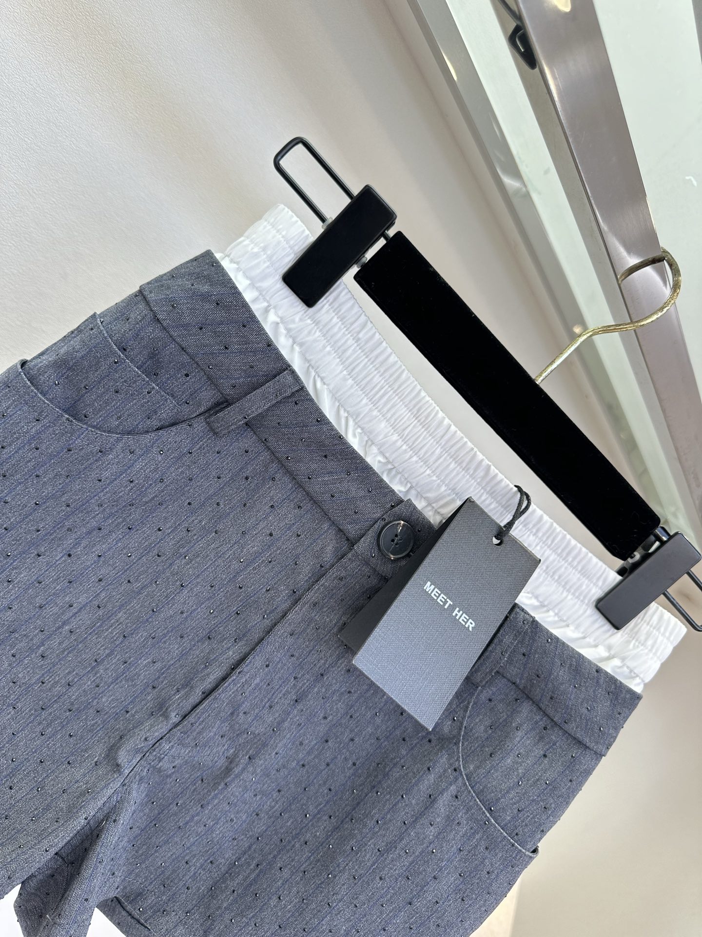 26S 把精致和松弛感焊在身上，是这条短裤的小心机。双腰头设计：白色松紧腰+灰色西装腰，视觉上一秒收窄腰