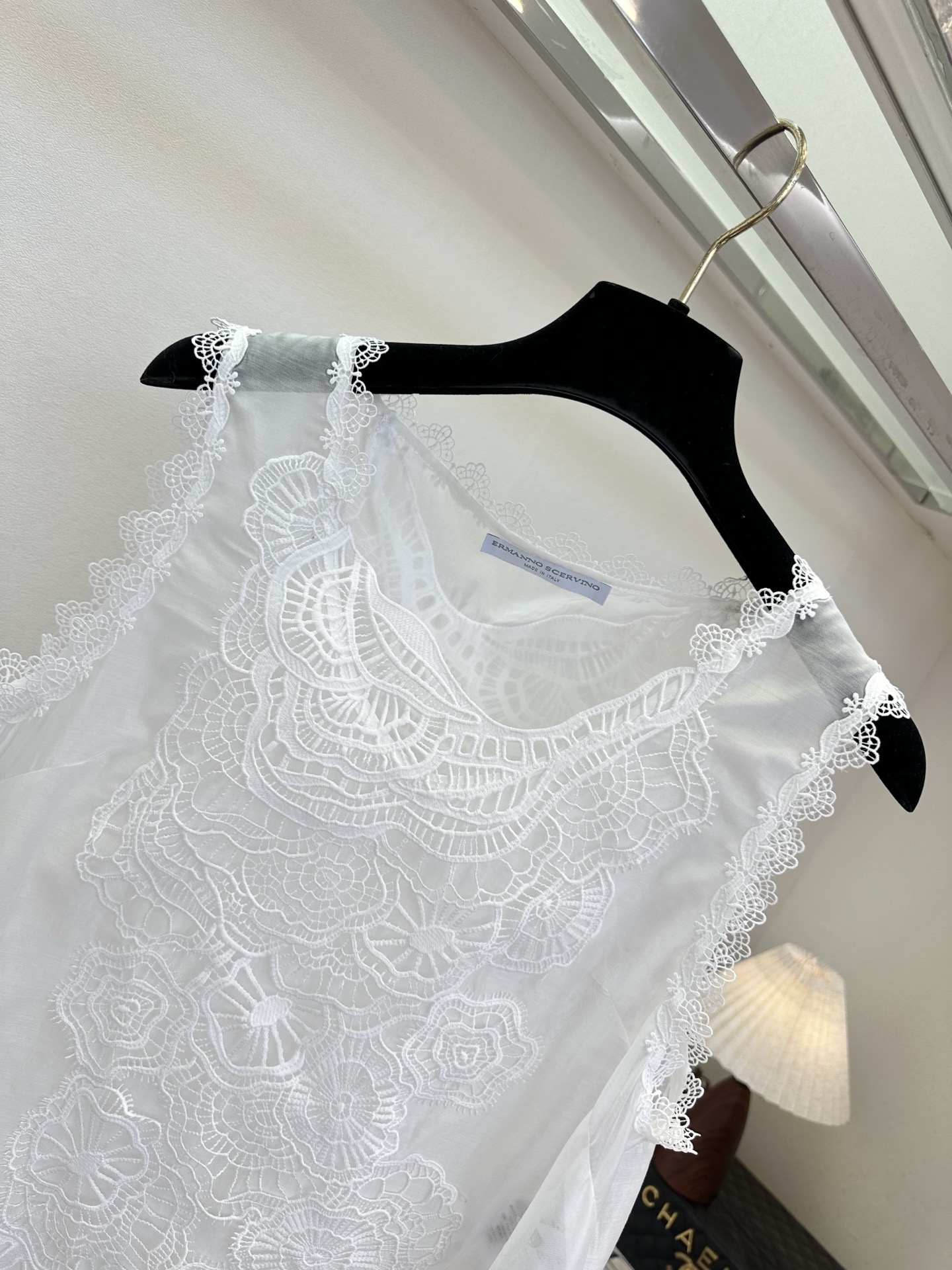 26S 这件背心真的是能一眼就爱的款 是把一整个春天的温柔都绣进了面料里。重工水溶花工艺：立体的蕾丝花纹