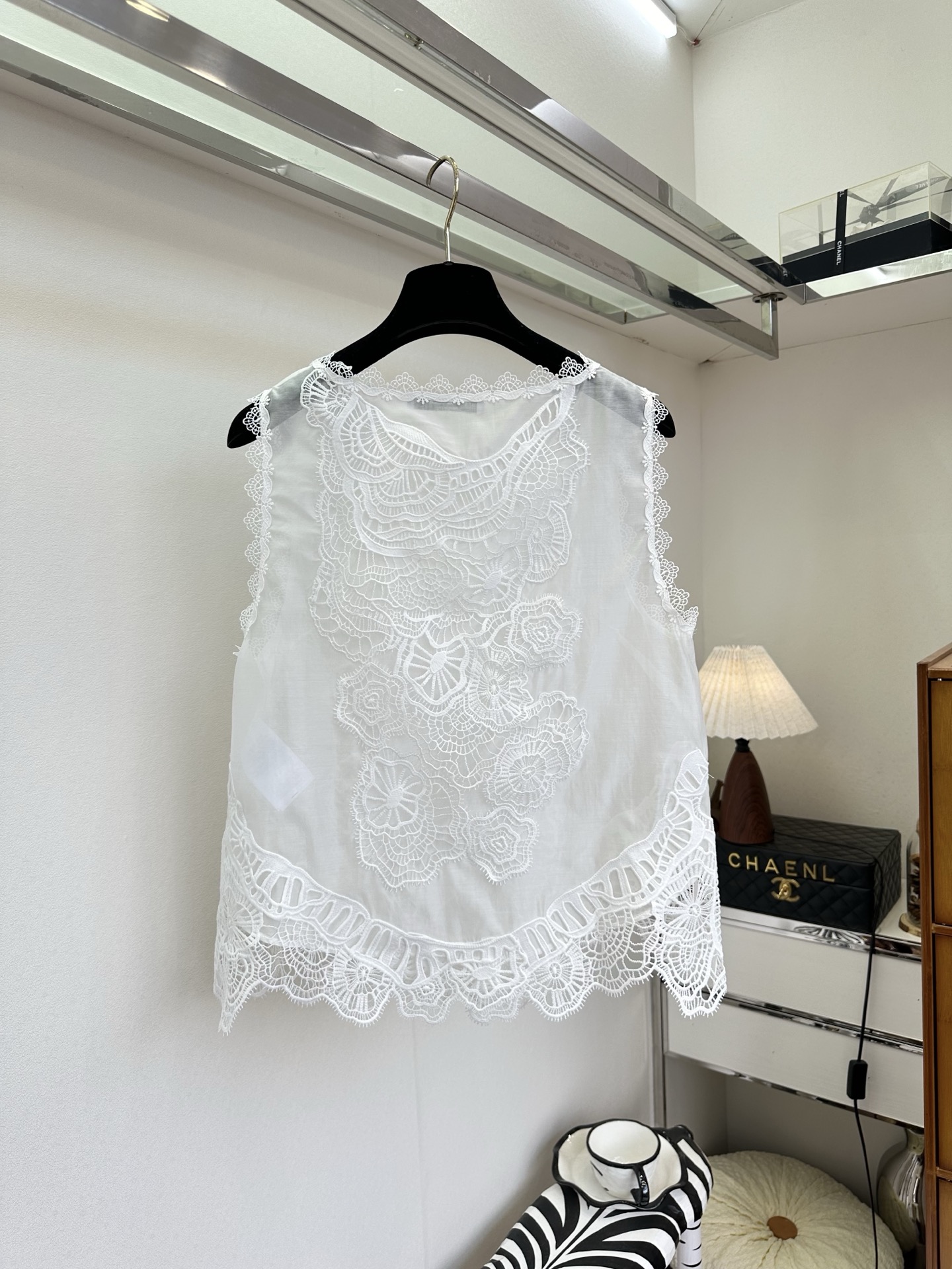 26S 这件背心真的是能一眼就爱的款 是把一整个春天的温柔都绣进了面料里。重工水溶花工艺：立体的蕾丝花纹