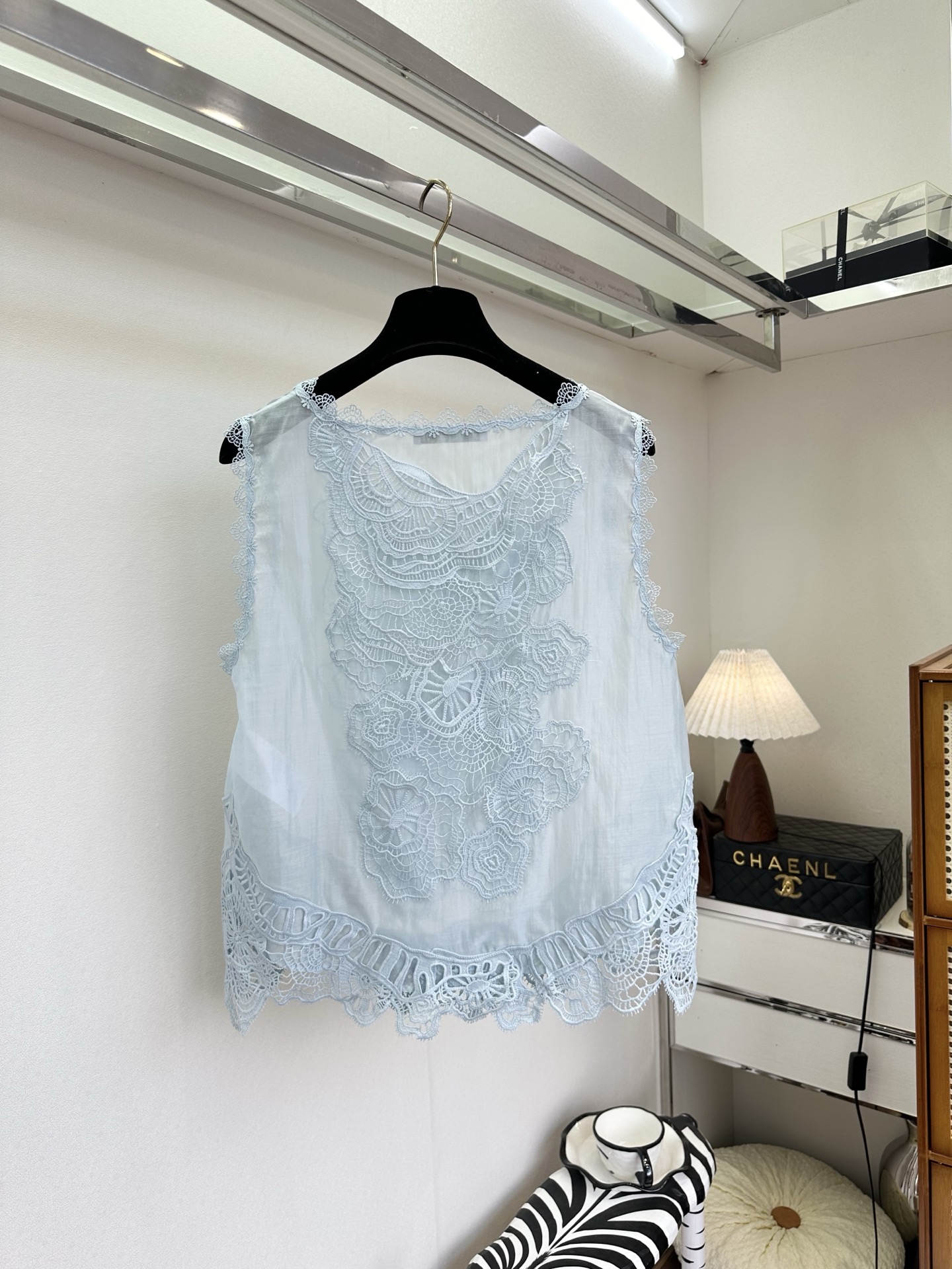 26S 这件背心真的是能一眼就爱的款 是把一整个春天的温柔都绣进了面料里。重工水溶花工艺：立体的蕾丝花纹