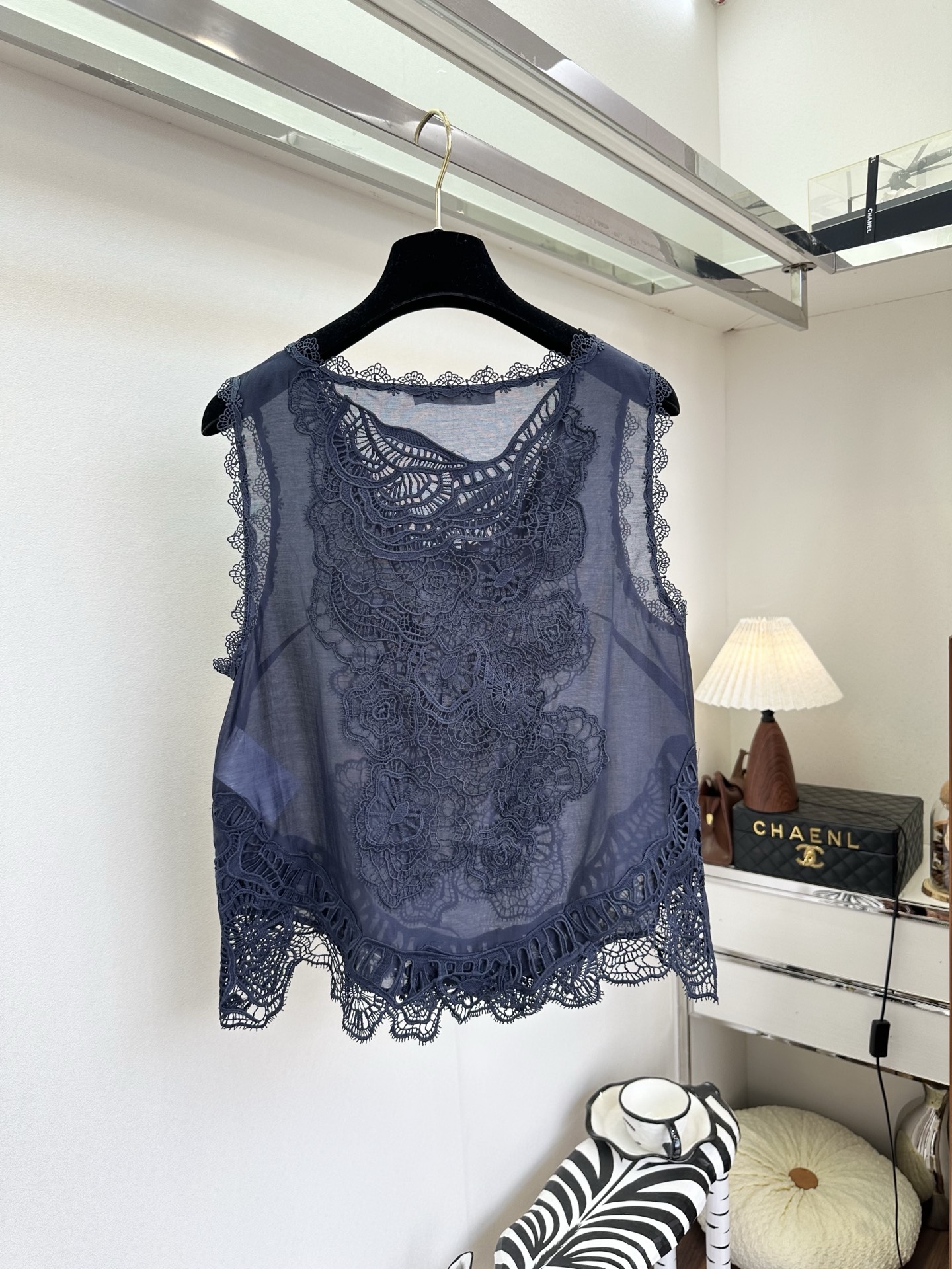 26S 这件背心真的是能一眼就爱的款 是把一整个春天的温柔都绣进了面料里。重工水溶花工艺：立体的蕾丝花纹