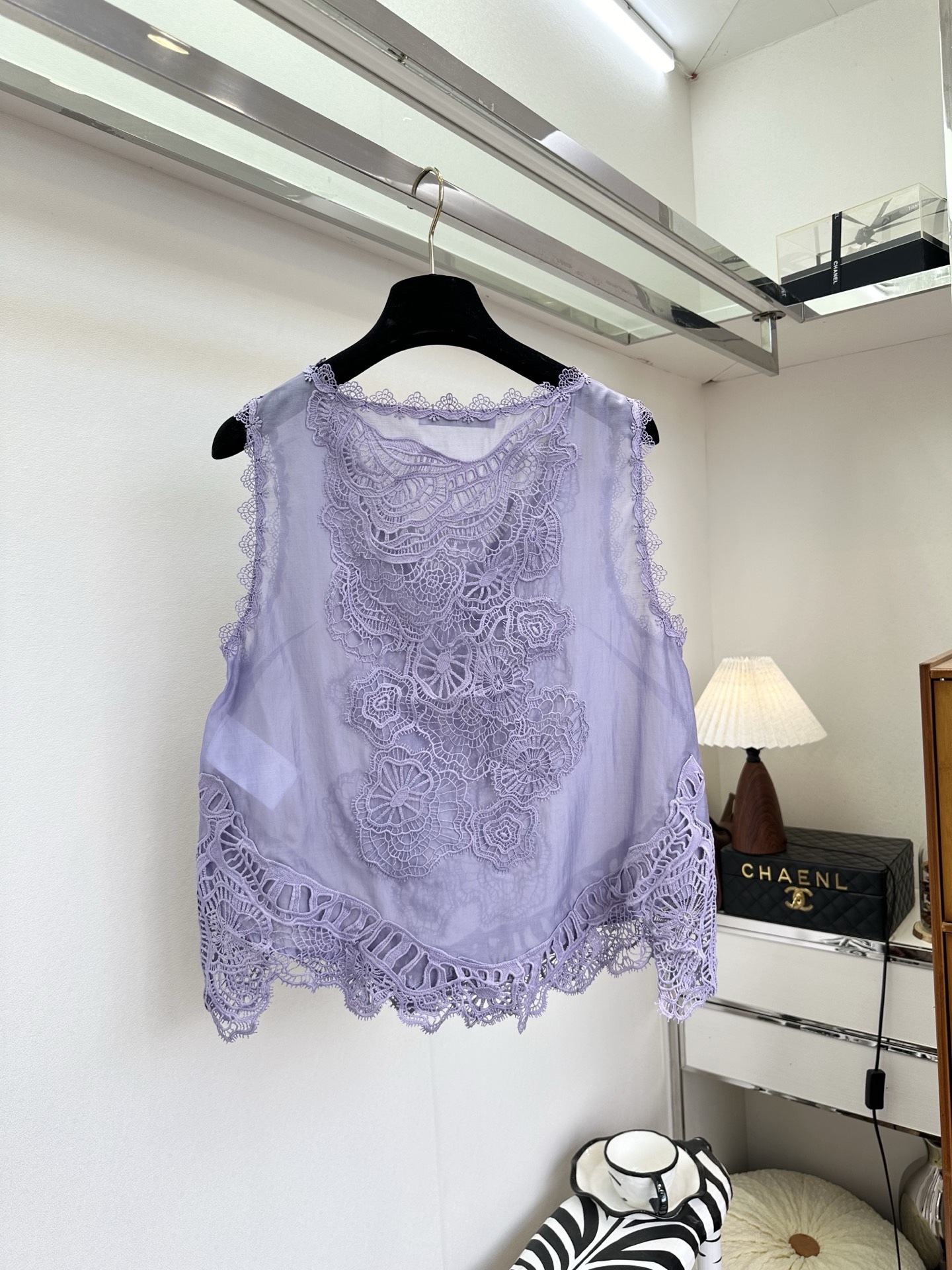 26S 这件背心真的是能一眼就爱的款 是把一整个春天的温柔都绣进了面料里。重工水溶花工艺：立体的蕾丝花纹