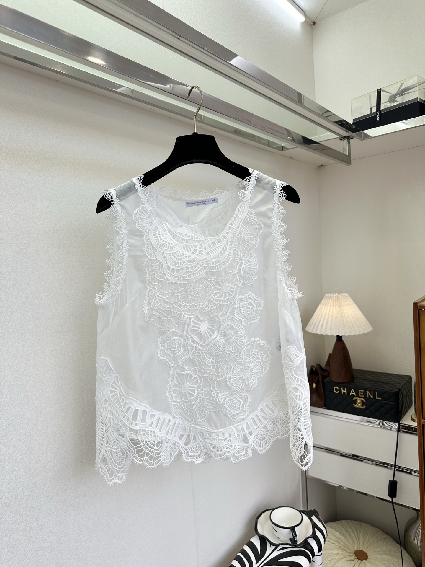 26S 这件背心真的是能一眼就爱的款 是把一整个春天的温柔都绣进了面料里。重工水溶花工艺：立体的蕾丝花纹