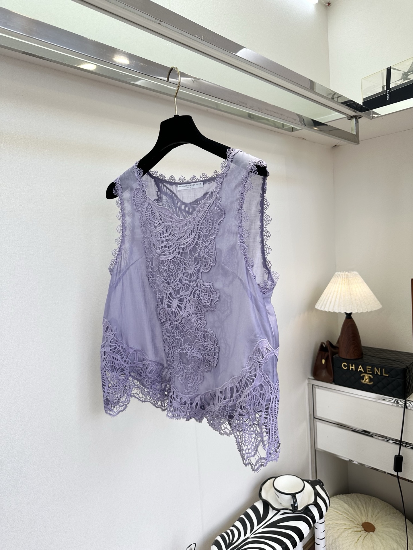 26S 这件背心真的是能一眼就爱的款 是把一整个春天的温柔都绣进了面料里。重工水溶花工艺：立体的蕾丝花纹