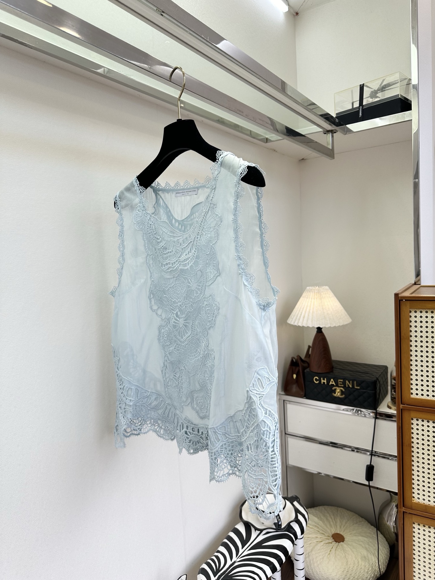 26S 这件背心真的是能一眼就爱的款 是把一整个春天的温柔都绣进了面料里。重工水溶花工艺：立体的蕾丝花纹