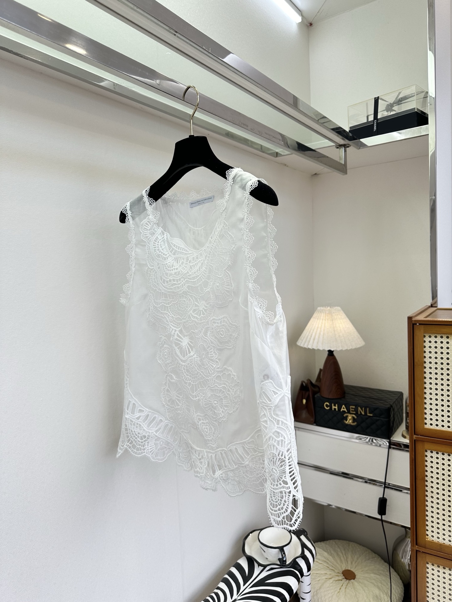 26S 这件背心真的是能一眼就爱的款 是把一整个春天的温柔都绣进了面料里。重工水溶花工艺：立体的蕾丝花纹